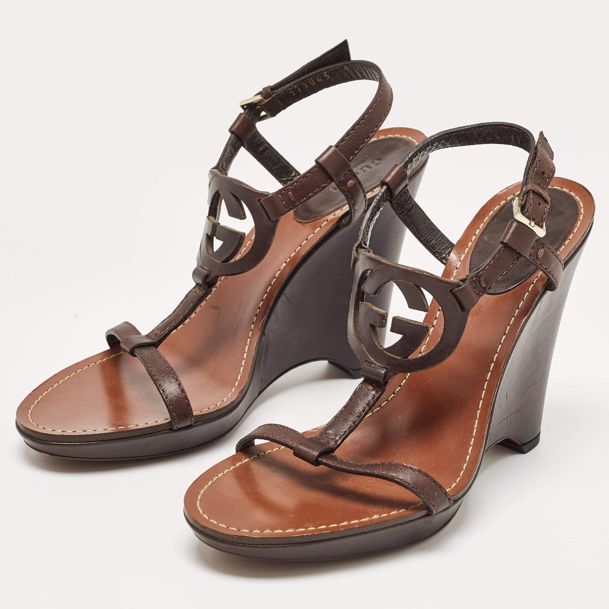 These sandals will offer you both luxury and comfort. Made from quality materials they come in a versatile shade and are equipped with comfortable insoles.