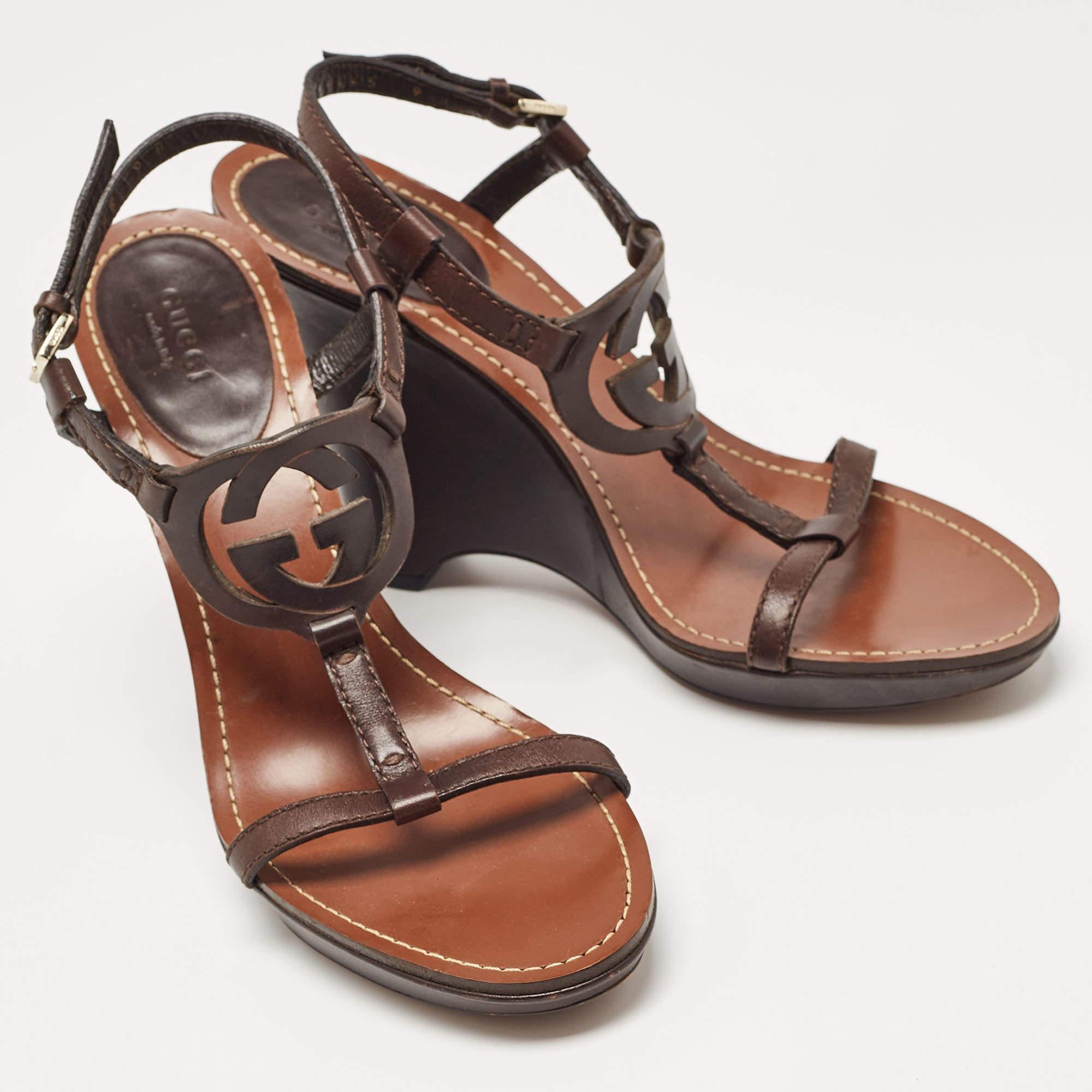 Gucci Brown Leather Brown GG Wedge Ankle Strap Sandals Size 39 In Good Condition In Dubai, Al Qouz 2