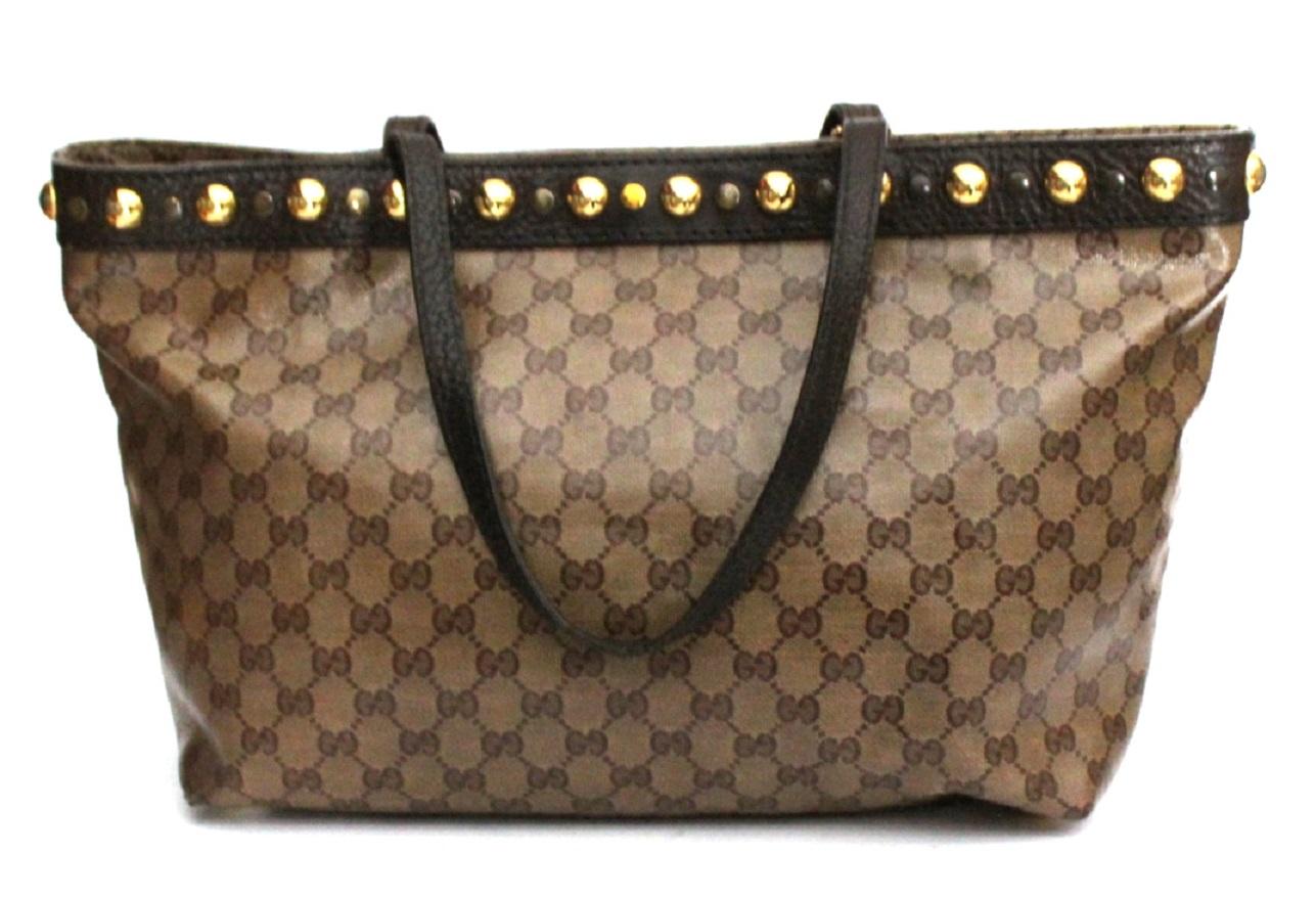 Gucci shopper Crystal line with brown leather details and decorated with golden studs.
Enriched on the front with a heart-shaped charm.
Double leather handle to comfortably wear it on the shoulder.
Closure with magnetic button, internally capacious