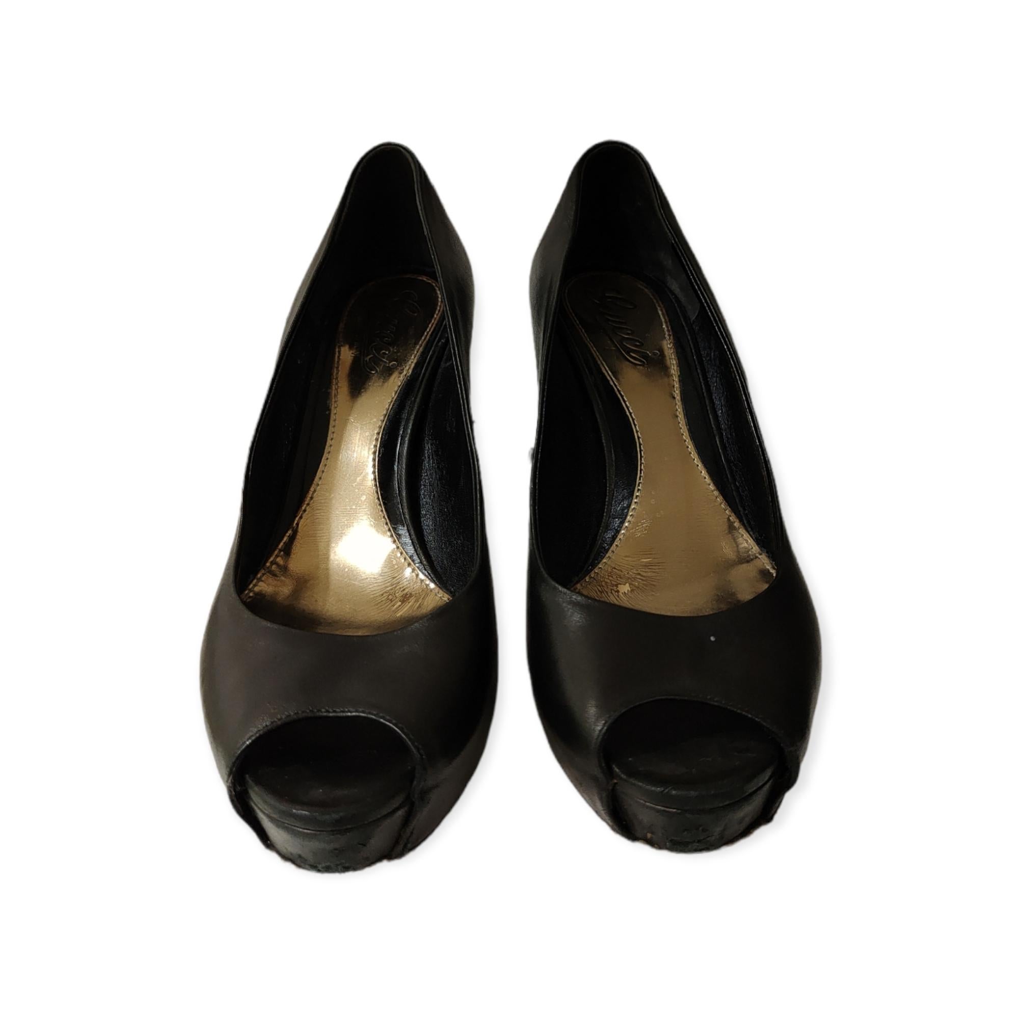 Decollete in pelle marrone Gucci
taglia 38,5
tacco 10 cm
