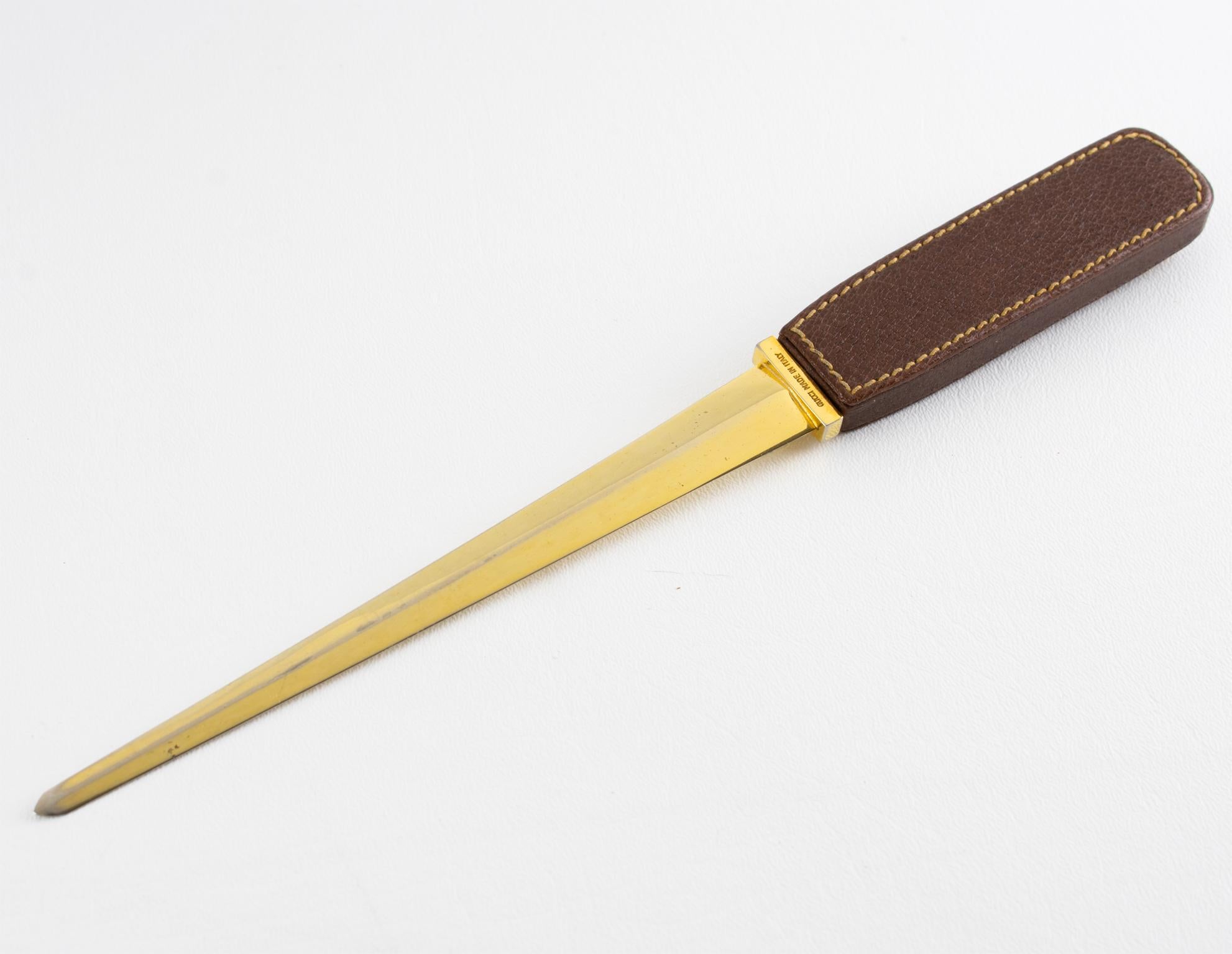 Gucci Brauner Leder-Brieföffner mit vergoldetem Pferdemotiv, um 1970 (Italienisch) im Angebot