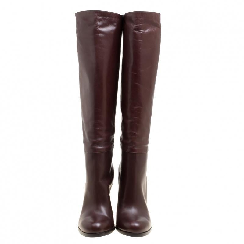 Get set to dazzle wherever you go with these knee-high boots from Gucci. The brown boots are crafted from leather and feature a chic silhouette. They flaunt round toes, comfortable leather lined insoles and 11.5 cm heels. Grab these right away and