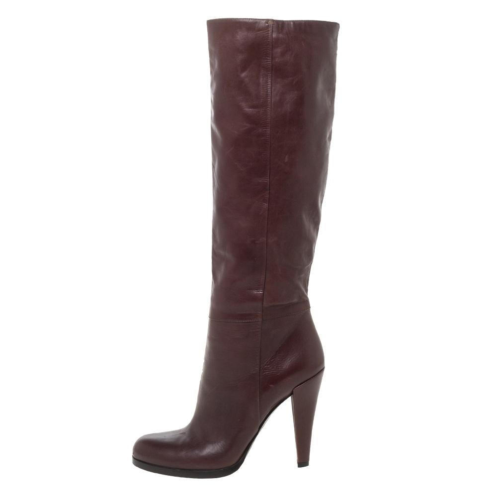 It's time to rock all your outings with these chic and smart mid-calf boots from Gucci that exude oodles of style. These brown boots are crafted from quality leather and flaunt rounded toes, leather-lined insoles and an 11.5 cm heel. Pair these