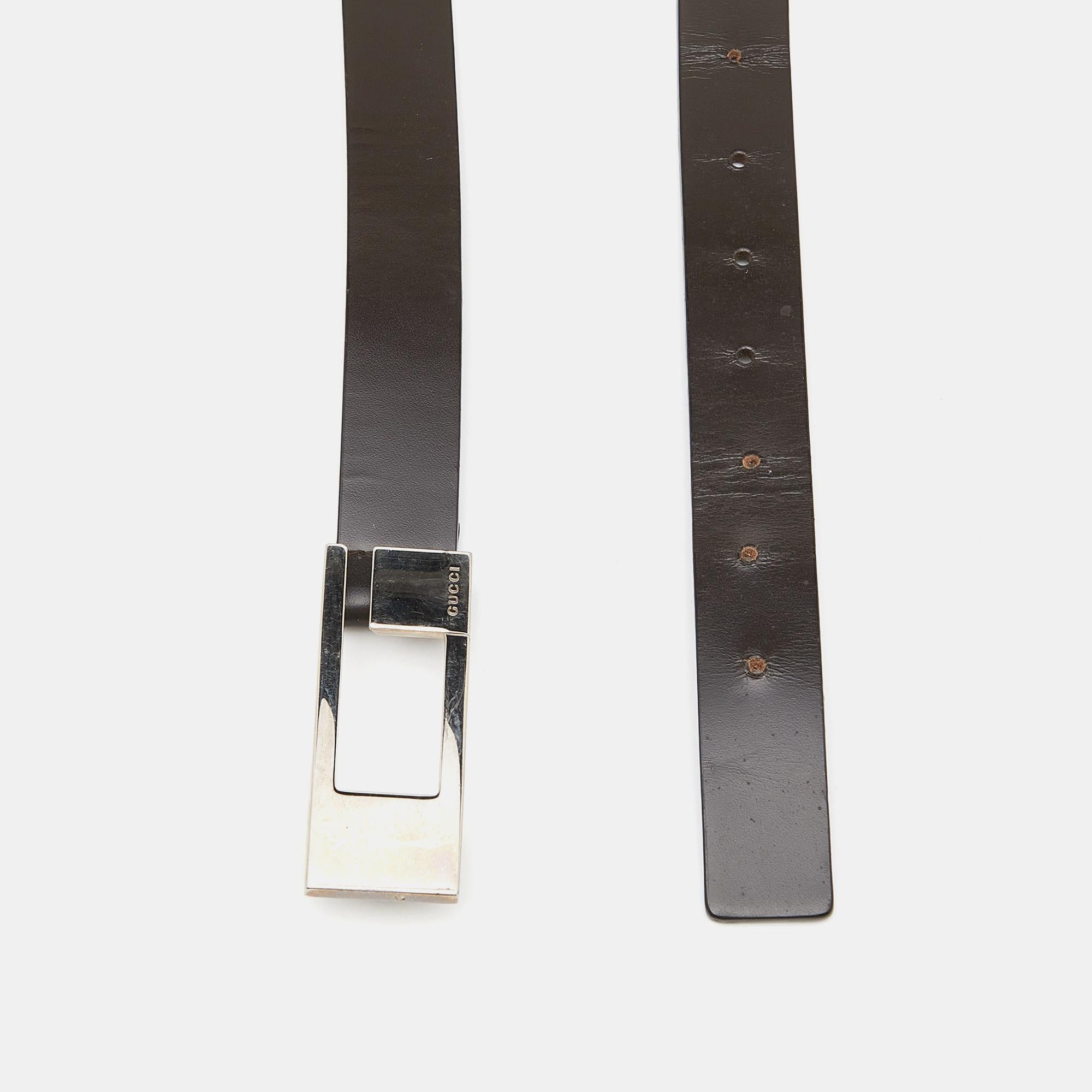 Le cinture sono accessori perfetti per migliorare qualsiasi look di base e renderlo più appariscente. Ci piace particolarmente questa proposta di Gucci. Realizzata con i migliori materiali, la cintura ha una fibbia ben fatta e una finitura