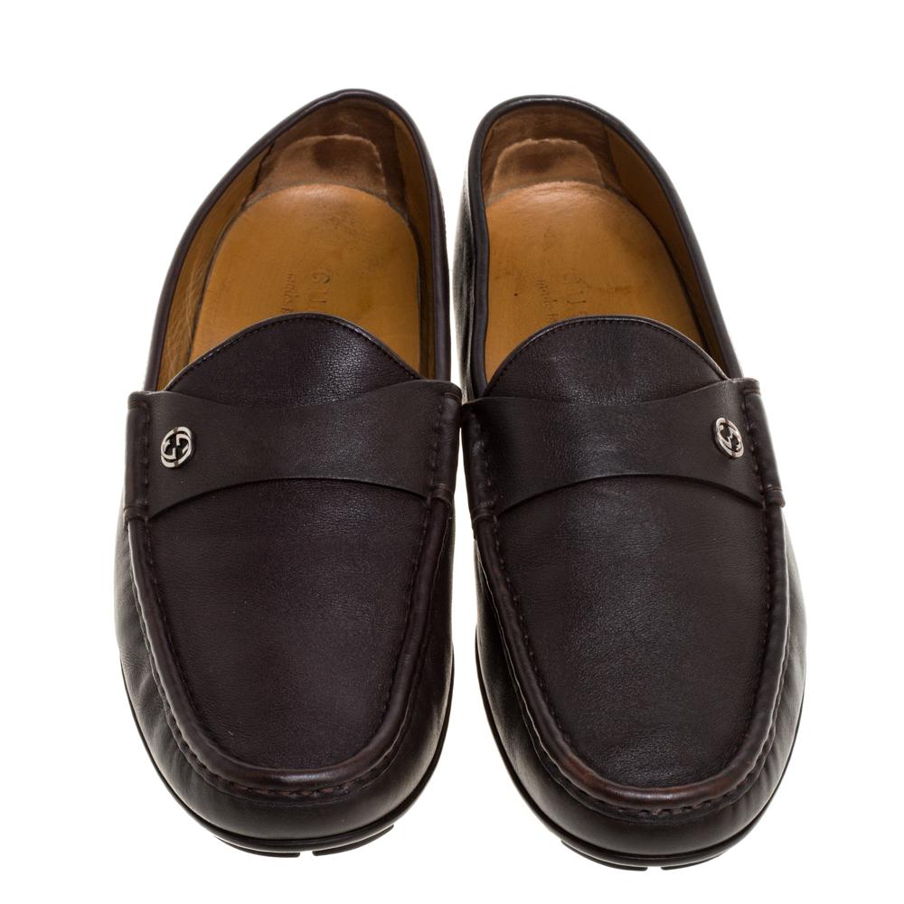 Stylish and super comfortable, this pair of loafers by Gucci will make a great addition to your shoe collection. They have been crafted from high-quality leather in a versatile brown hue and styled with Penny keeper straps and interlocking G logo.