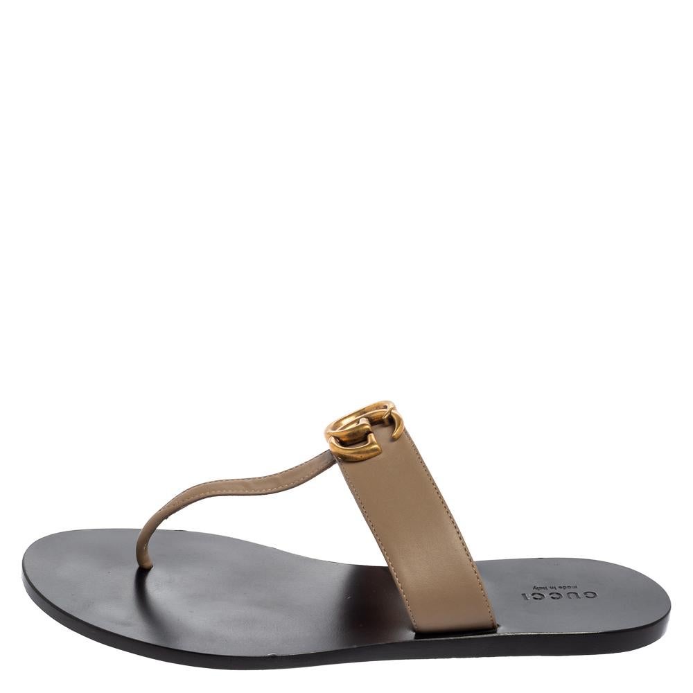 Step out summer-ready in this pair of thong sandals from Gucci. They've been crafted from leather and styled with a gold-tone GG Marmont logo at the front. Flaunt them with dresses and shorts.