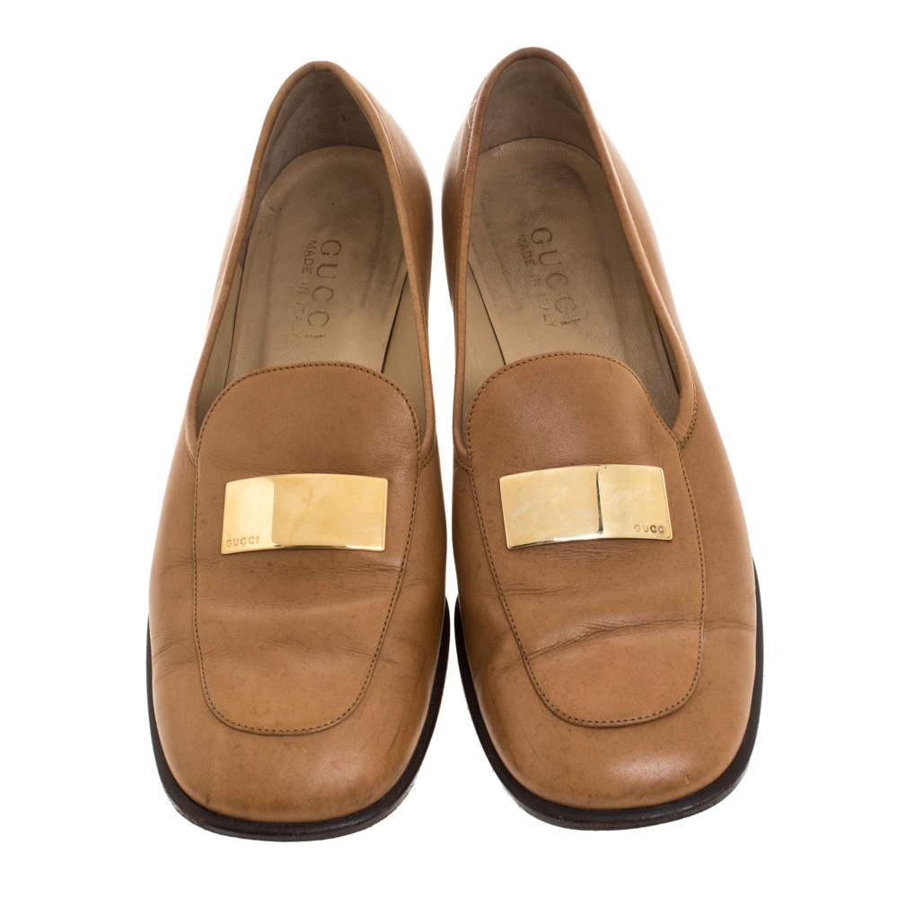 Gucci Brown Leather Gold-Tone Logo Plate Block Heel Loafer Pumps Size 37.5 In Good Condition In Dubai, Al Qouz 2