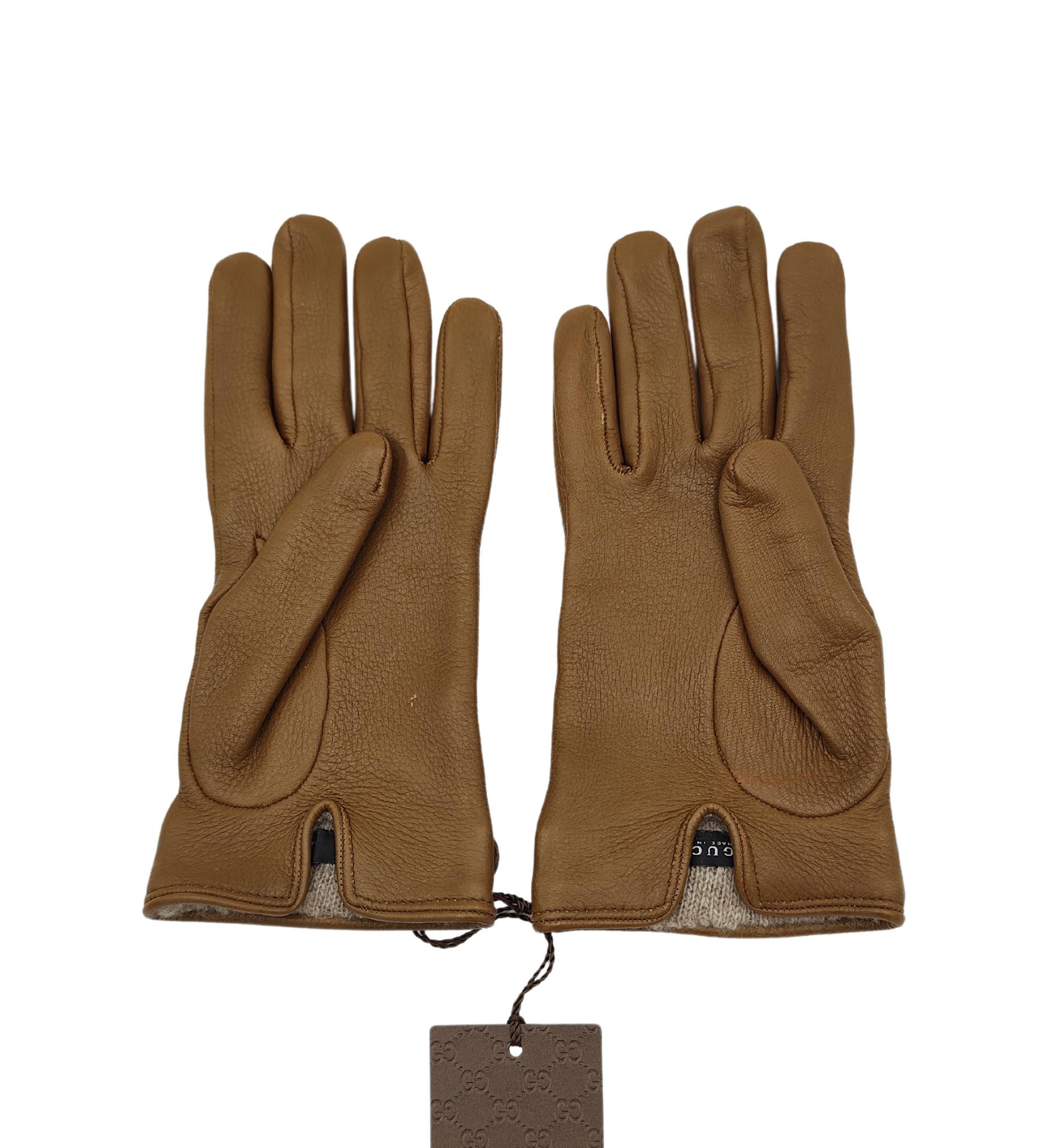 Gucci gloves
Brown leather and golden metal logo buckle
Cashmere lined

Marked size 7.5 M

Never worn
Some marks from storage