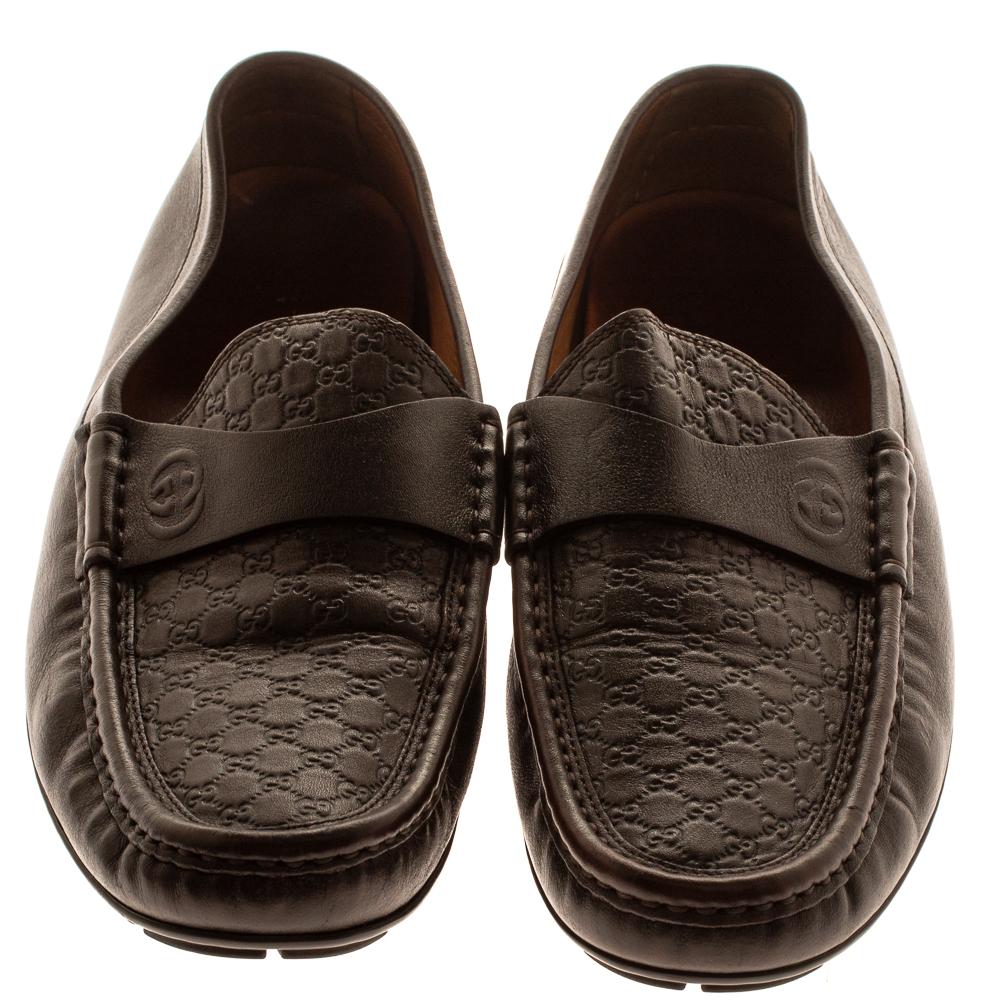 Project an ultra-stylish look in these brown loafers from Gucci! They have been crafted from Guccissima leather and designed with round toes and the signature interlocking G logo detailed straps on the vamps. They are complete with comfortable