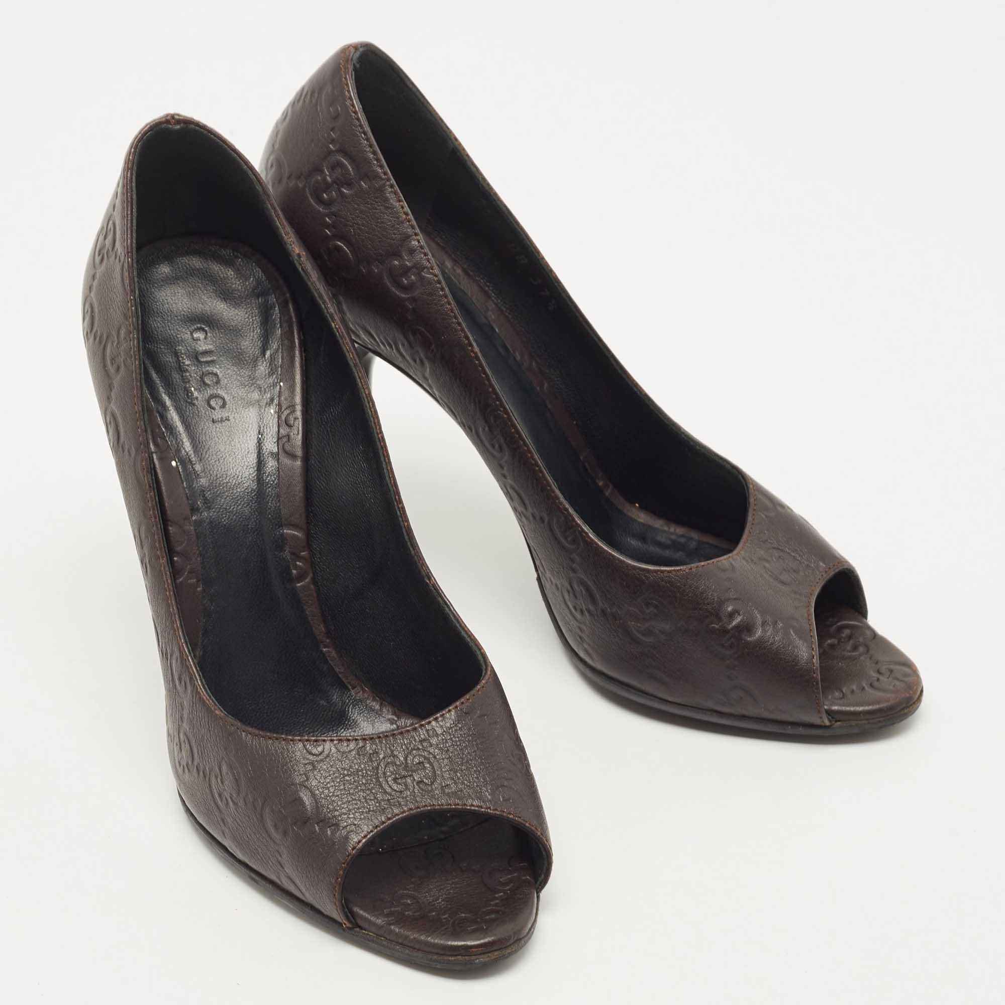 Gucci Brown Leather Guccissima Peep Toe Pumps Size 37.5 In Excellent Condition For Sale In Dubai, Al Qouz 2