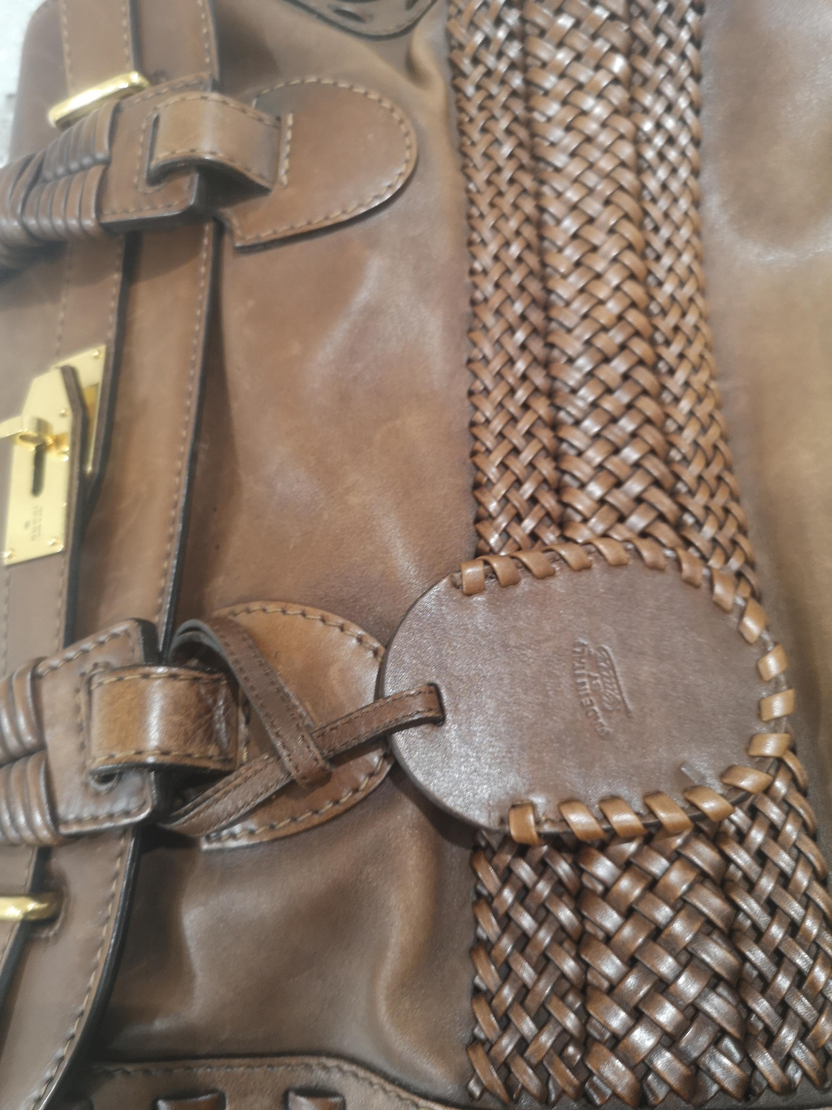 Gucci brown leather handle shoulder bag
Embellishged with gold tone hardware and braided leather
totally made in italy
measurements: 30 * 40 cm, 20 cm depth (heigh of the bag without handle)