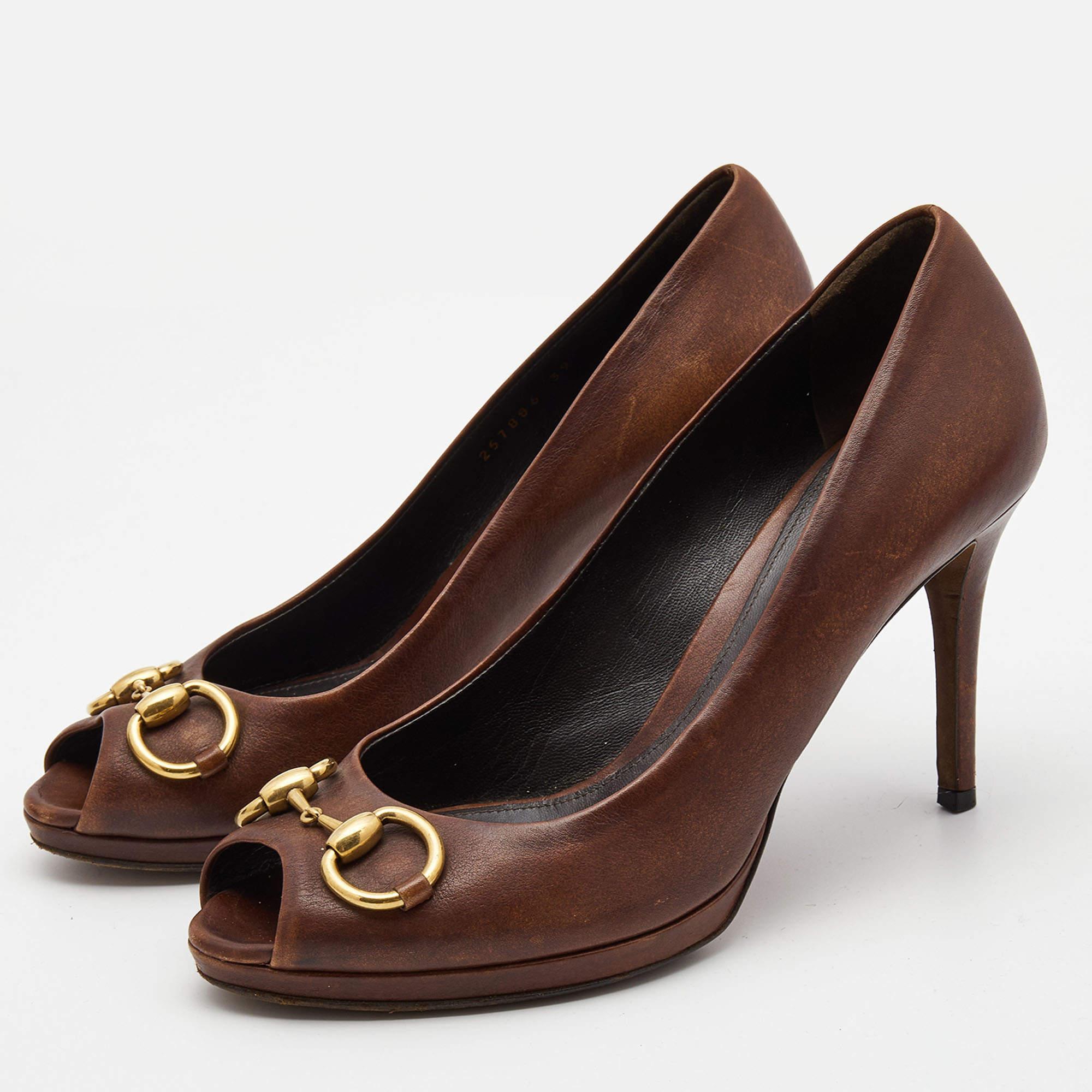 Diese Pumps von Gucci sorgen für einen eleganten Look. Sie sind wunderschön gestaltet, mit Peep-Toes, Horsebit-Akzenten und 11 cm hohen Absätzen. Kombinieren Sie das Paar mit einem Kleid oder einem Jumpsuit, um eine gute Figur zu machen.