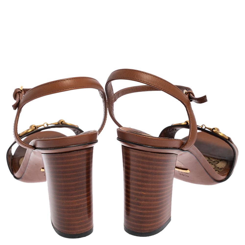 These designer sandals are constructed using brown leather and contrasted with the GG canvas on the insoles. These fashionable sandals from Gucci feature the Horsebit motif on the uppers, simple buckled ankle straps, and block heels.

