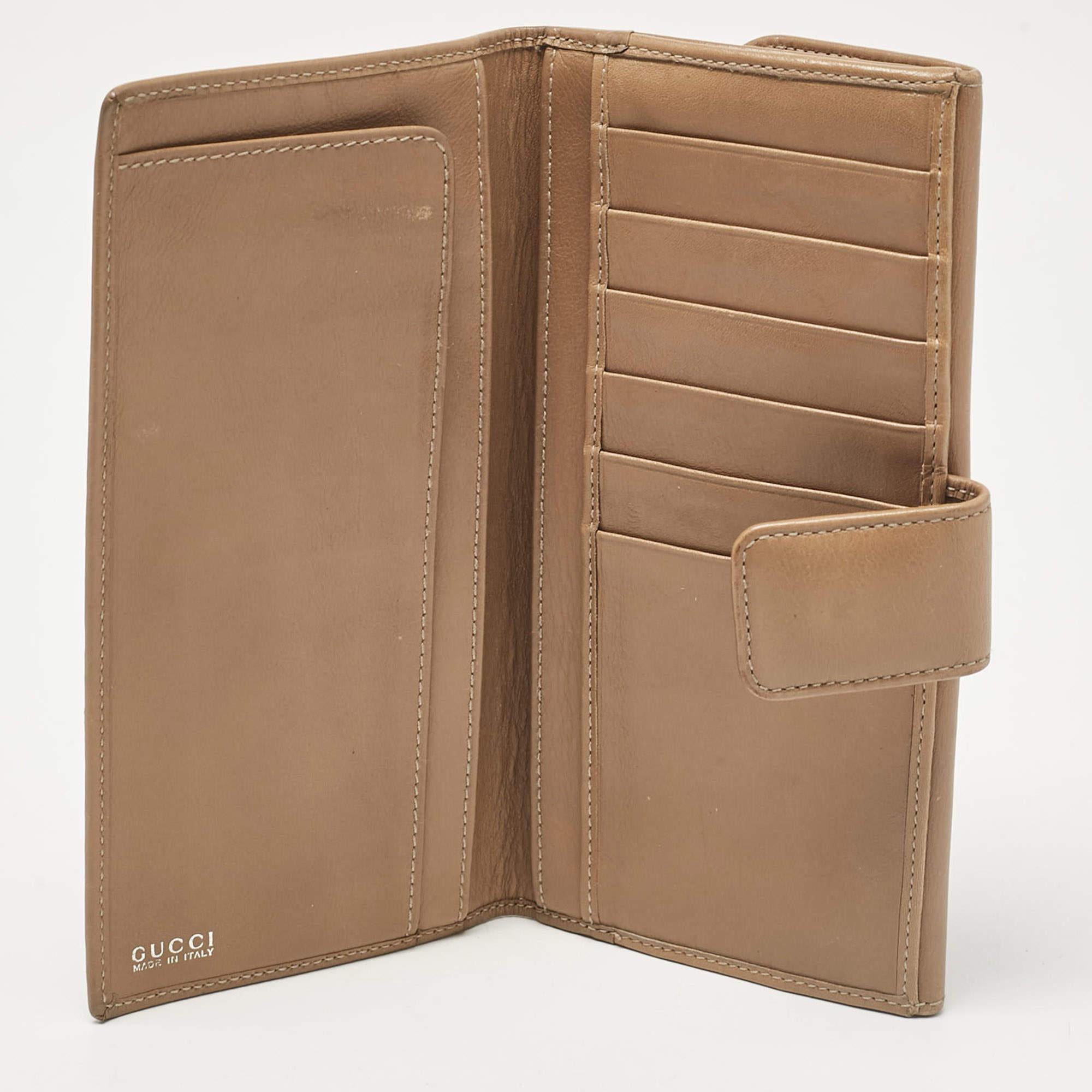 This designer wallet is an immaculate balance of sophistication and rational utility. It has been designed using prime quality materials and elevated by a sleek finish. The creation is equipped with ample space for your monetary essentials.