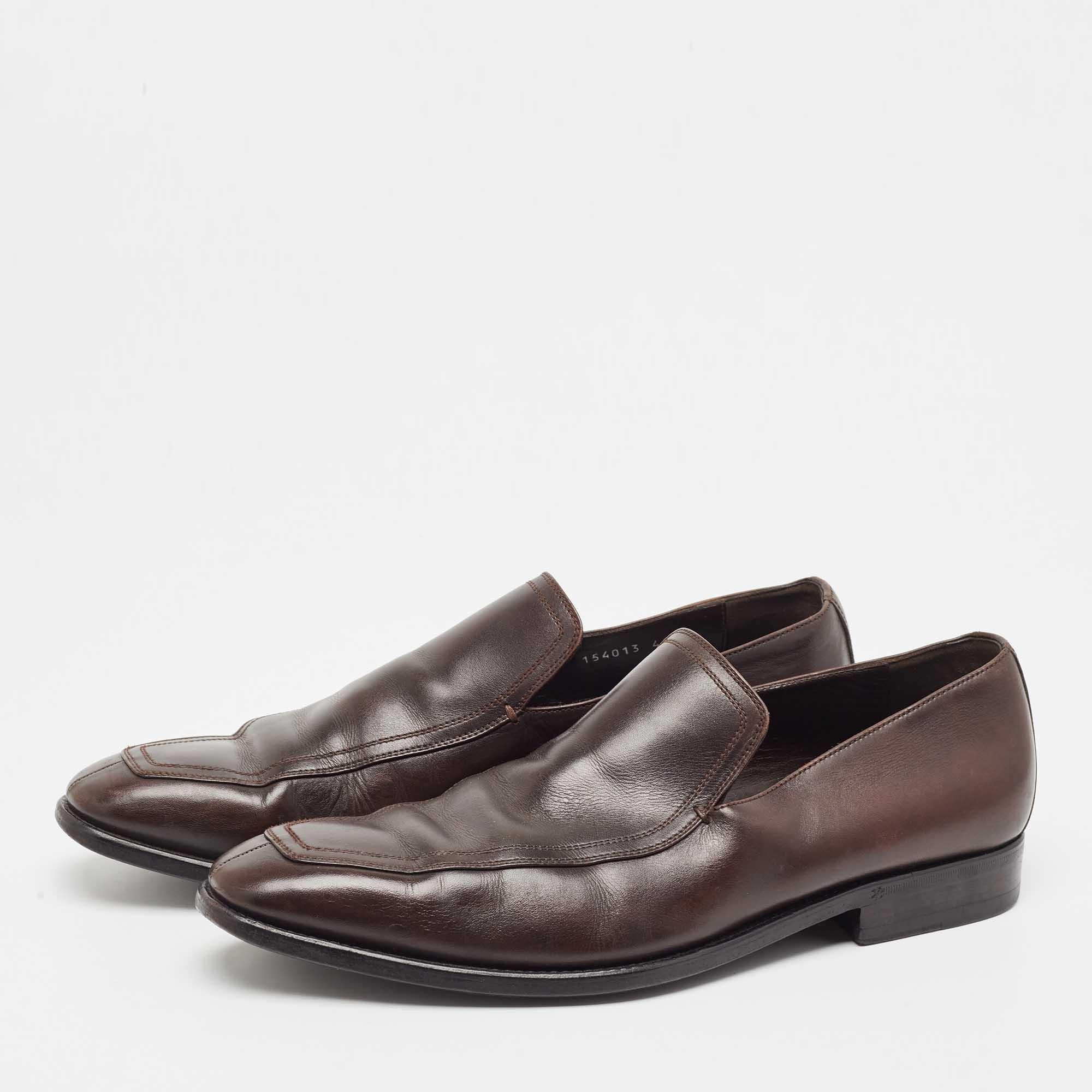 Fai tendenza con questi mocassini della casa Gucci. Realizzate meticolosamente in pelle, presentano un'incantevole esterno marrone. Completo di comode solette e suola in gomma, questo paio di scarpe valorizzerà tutti i tuoi ensemble.