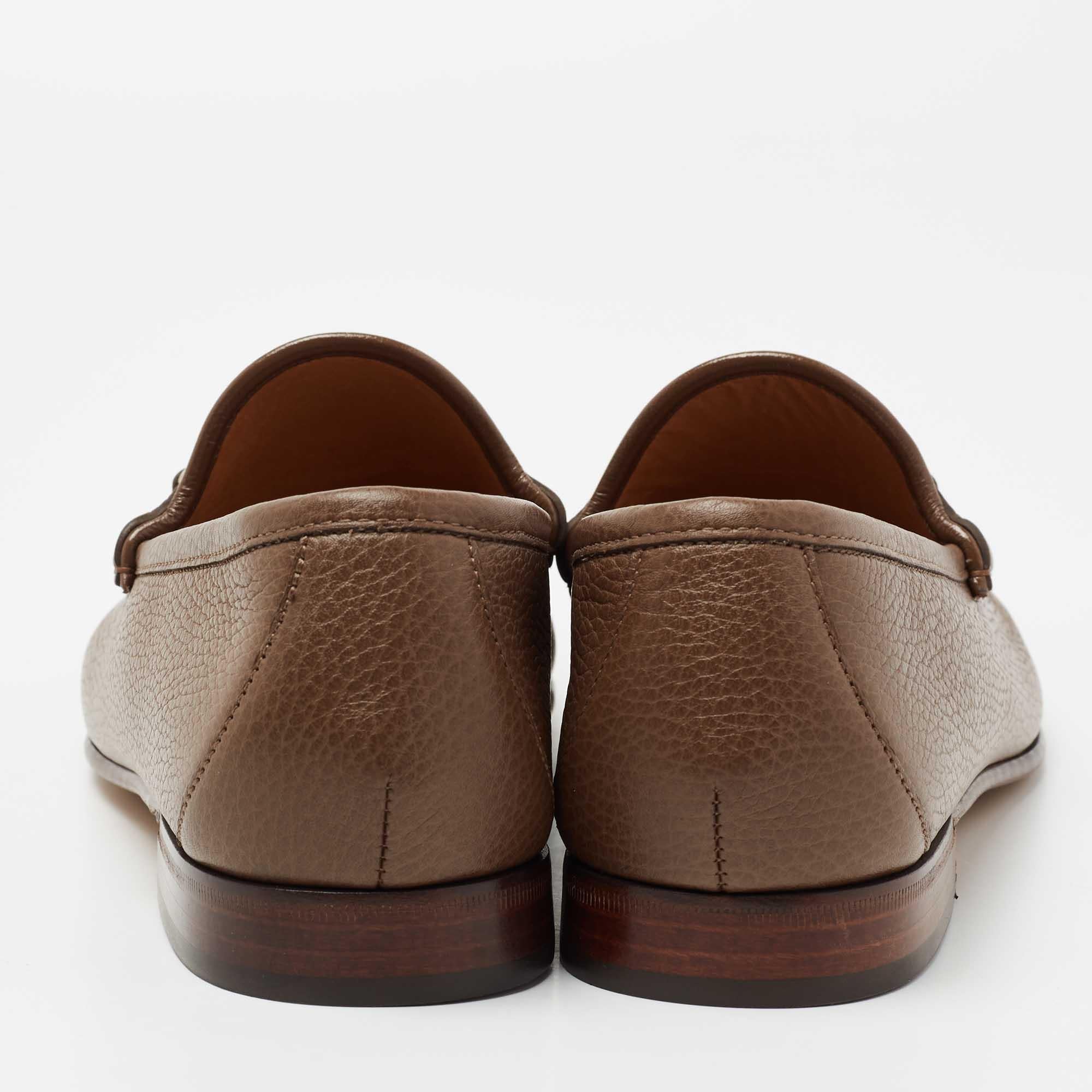 Gucci Brown Leather Horsebit Loafers Size 42 In New Condition In Dubai, Al Qouz 2