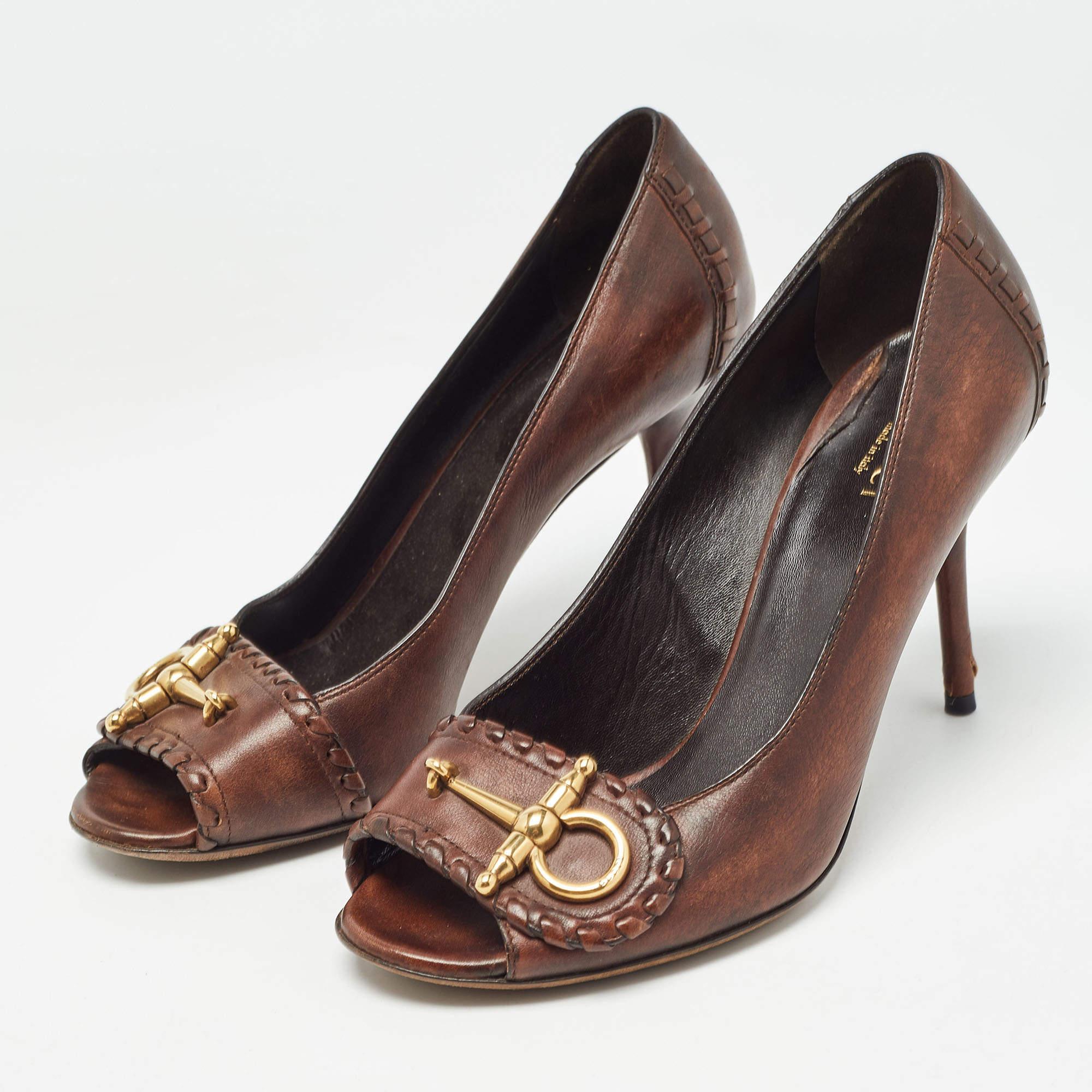 L'esthétique intemporelle de Gucci et son savoir-faire artisanal en matière de fabrication de chaussures sont évidents dans ces superbes escarpins. Confectionnés en cuir dans une teinte marron, ils sont surmontés de l'accent Horsebit caractéristique