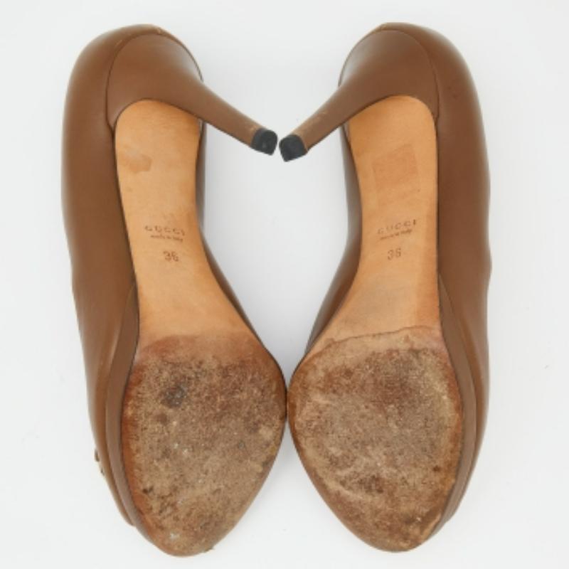 Gucci Brown Leather Horsebit Peep Toe Pumps Size 36 État moyen - En vente à Dubai, Al Qouz 2