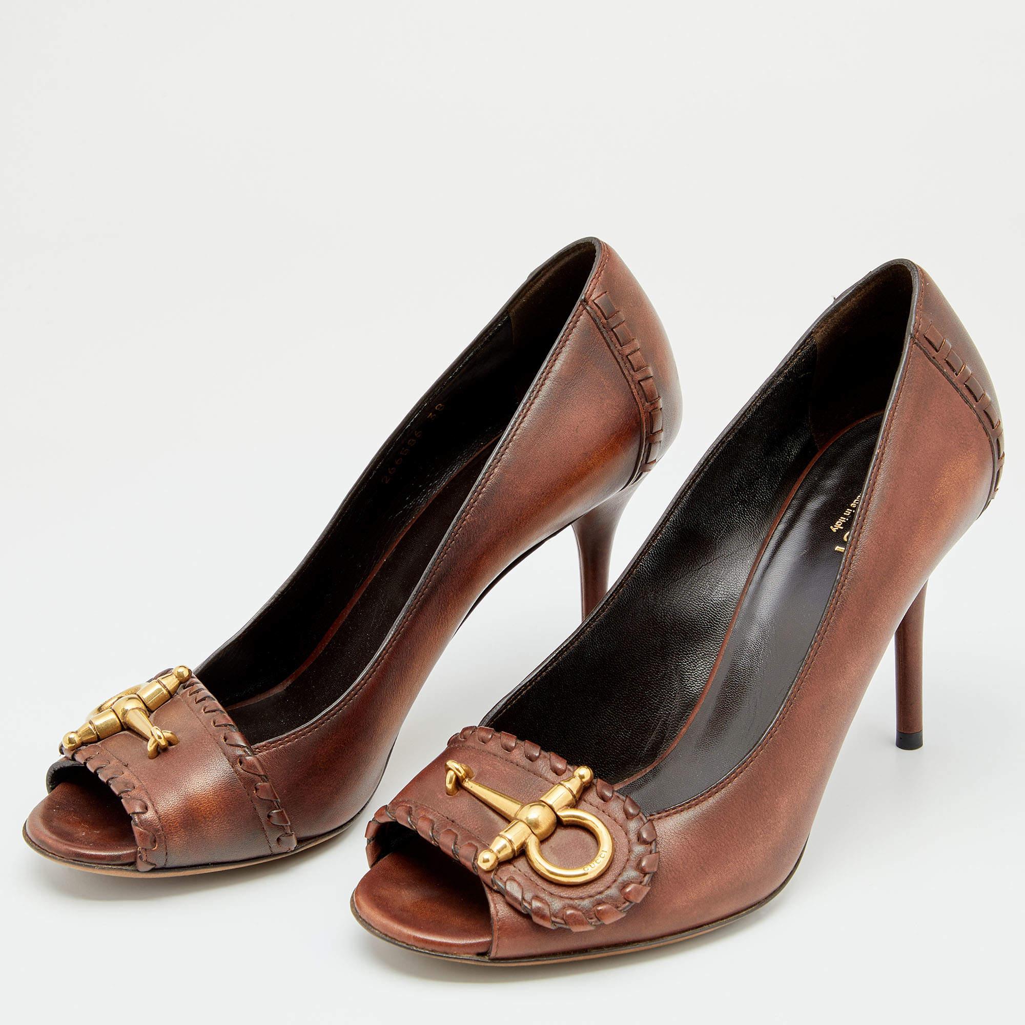 Gucci Brown Leather Horsebit Peep Toe Pumps Size 38 Bon état - En vente à Dubai, Al Qouz 2