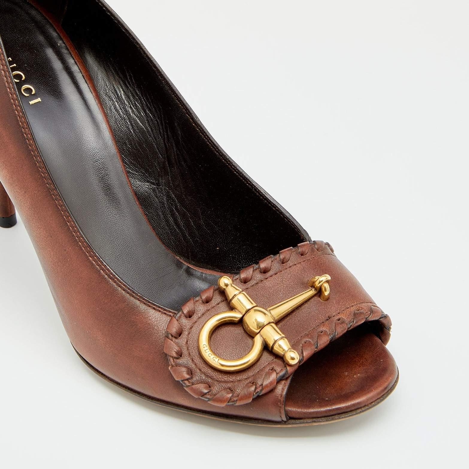 Gucci Brown Leather Horsebit Peep Toe Pumps Size 38 For Sale 2