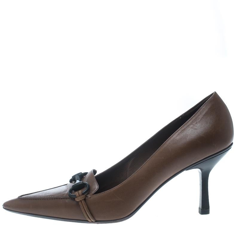 Perfect to add to your fabulous style, these pumps from Gucci are a must buy! The brown pumps are crafted from leather and feature pointed toes, black tone Horsebit buckles on the vamps, comfortable insoles and 7.5 cm heels. Pair them with chic