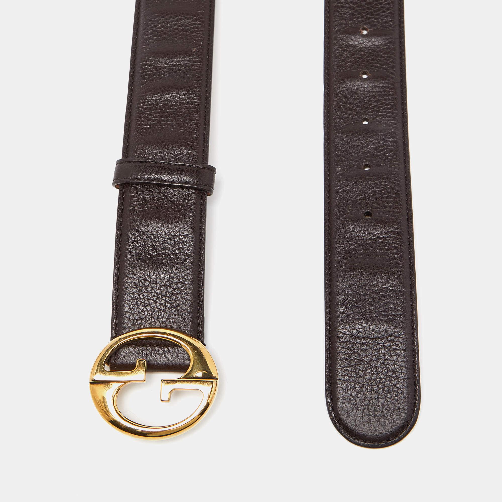 This Gucci belt is crafted from leather. The classic piece has dual shades to match a variety of outfits. It is completed with a gold-tone interlocking G buckle.

