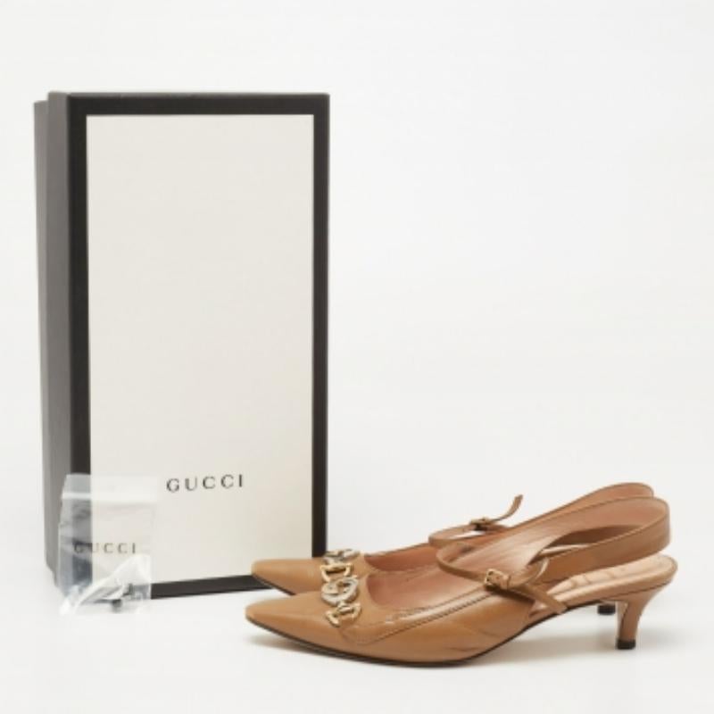 Gucci apporte une touche de classe à votre garde-robe avec ces superbes escarpins Zumi. Elles sont réalisées en cuir marron, avec un motif de mors de cheval en forme de G imbriqué perché sur les orteils pointus. Elles présentent des talons de 4,5