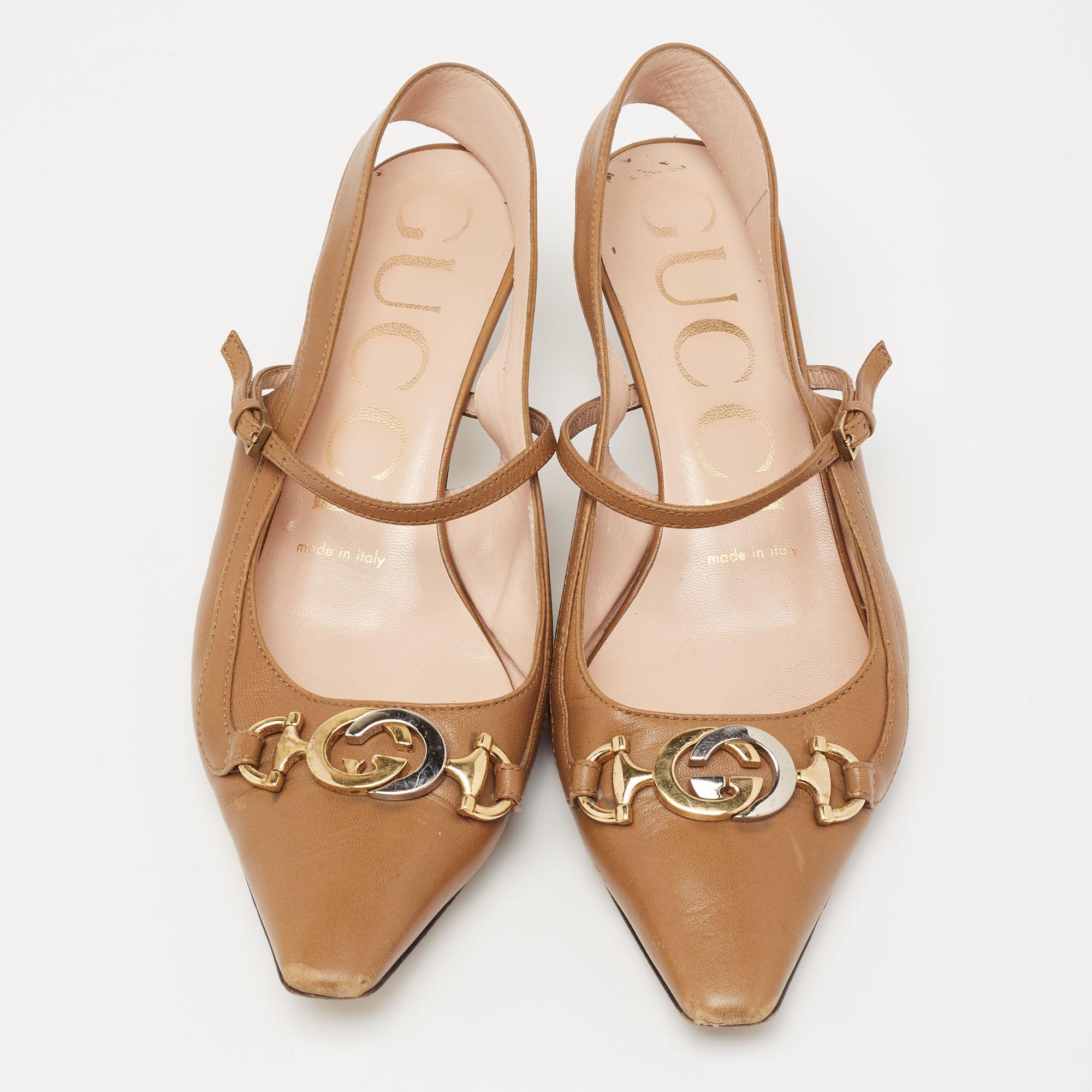 Gucci brings an element of class to your closet with these stunning Zumi pumps. They are created using brown leather, with an Interlocking G Horsebit motif perched on the pointed toes. They showcase 4.5 cm heels, gold-tone hardware, and a buckled