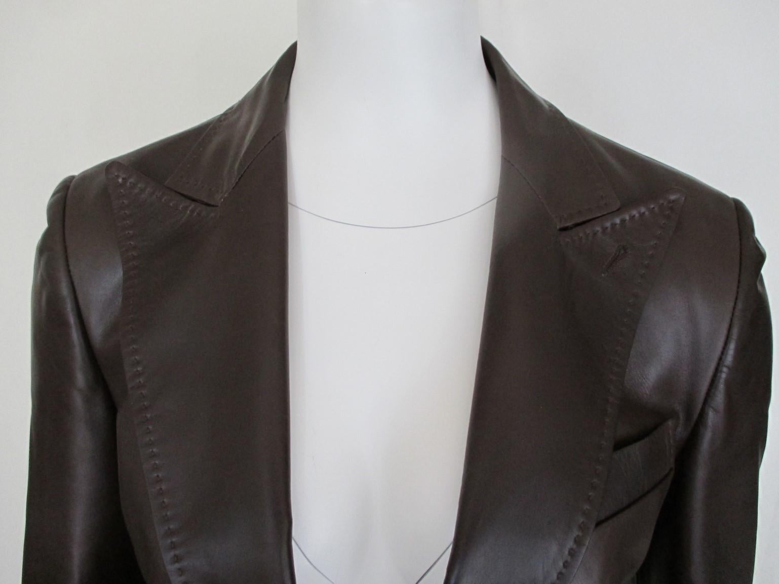 This Gucci  jacket is made of brown leather and has 1 button and 2 pockets.
In very good pre-owned condition.
The size is mentioned Italy 42 / fits about US 6-8 / EU 38, see section measurements.
Please note that vintage items are not new and