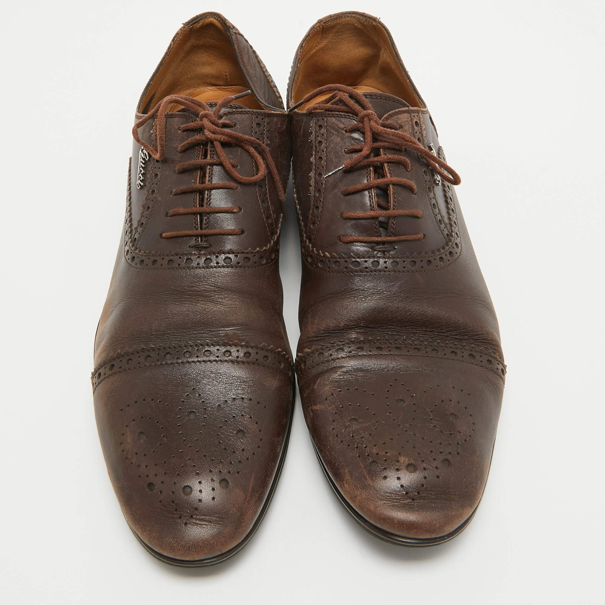 Dieses Paar Gucci Oxfords für Herren ist eine unverzichtbare Ergänzung für Ihre Schuhsammlung. Die makellos gefertigten Schuhe sind so konstruiert, dass sie Ihnen einen polierten Look verleihen.

