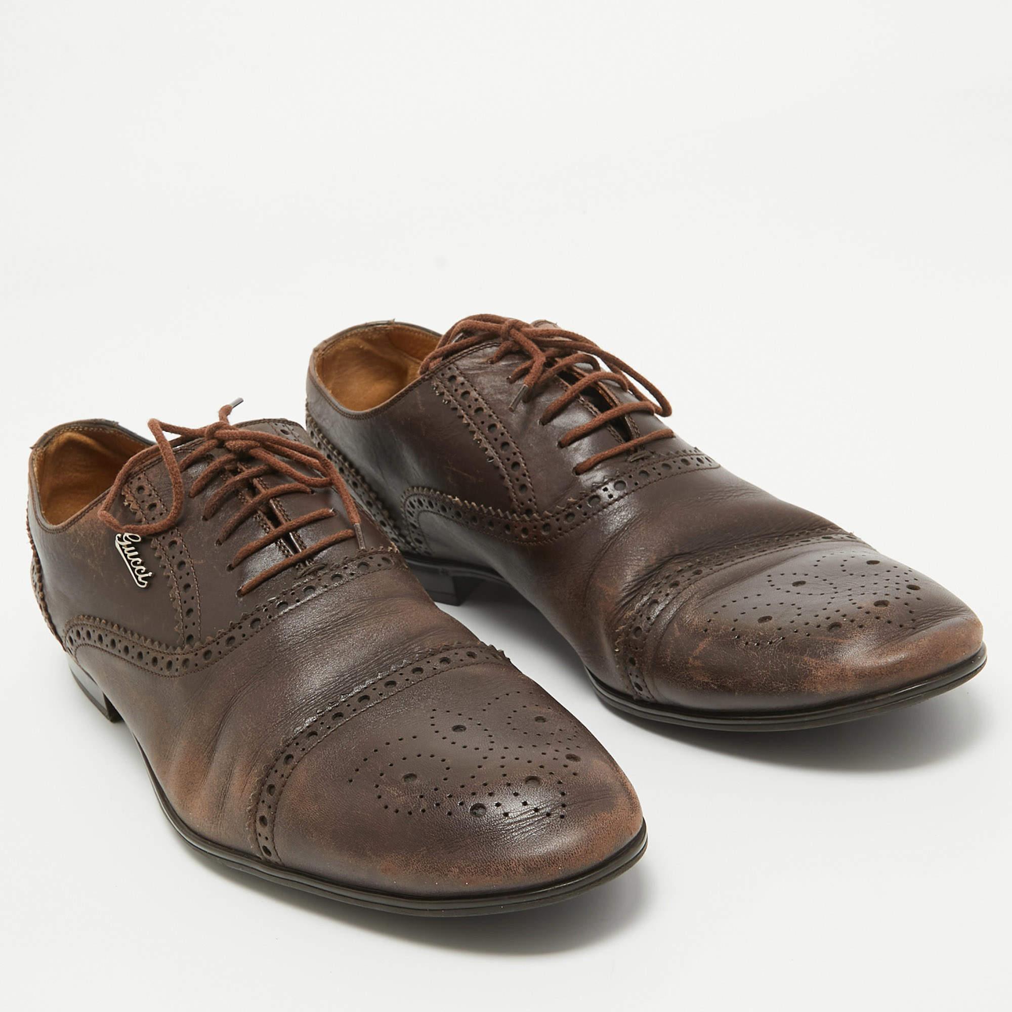 Gucci Brown Leather Lace Up Brogue Oxfords Size 44.5 In Good Condition For Sale In Dubai, Al Qouz 2