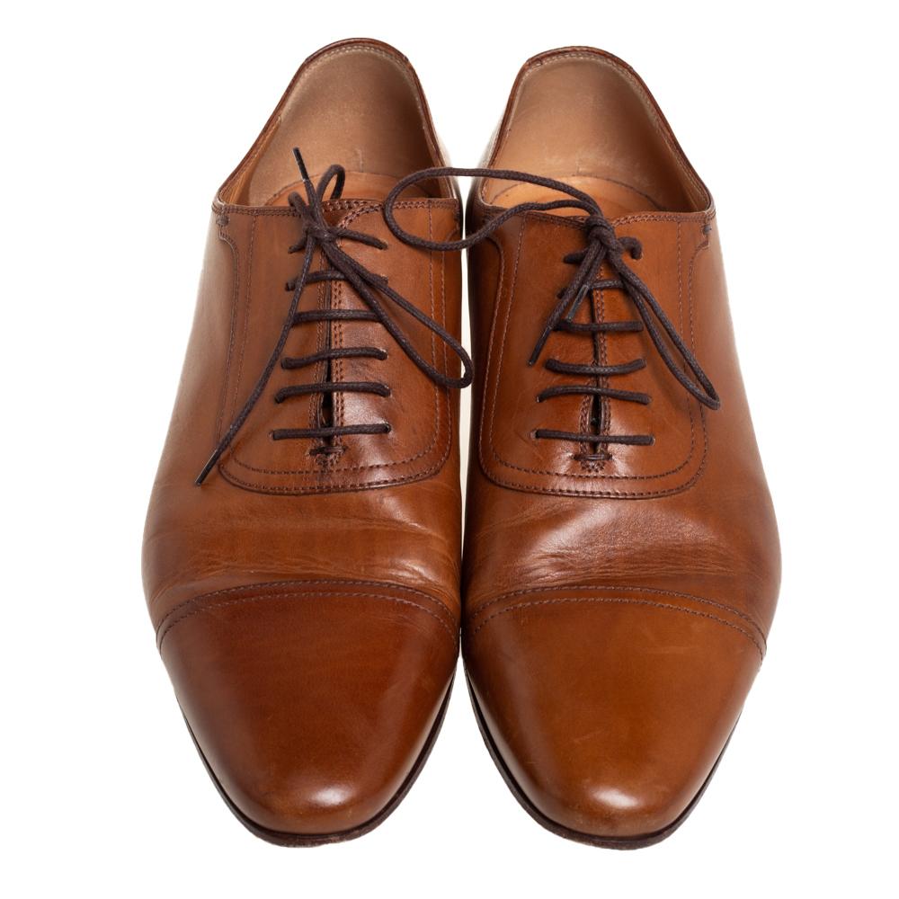 Diese Oxfords von Gucci sind eine Bereicherung für den Kleiderschrank eines jeden Gentleman. Die sorgfältig aus Leder gefertigten Schuhe sind mit Schnürsenkeln versehen und in einem eleganten Braunton gehalten. Mit ihrer kantigen Silhouette