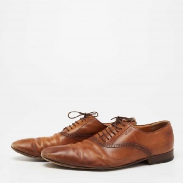Estos zapatos Oxford de la Casa Gucci añadirán un toque refinado a tu conjunto. Están fabricados en piel marrón en el exterior. Llevan cierre de cordones. Renueva tus estilos de calzado con estos impresionantes zapatos Oxford.