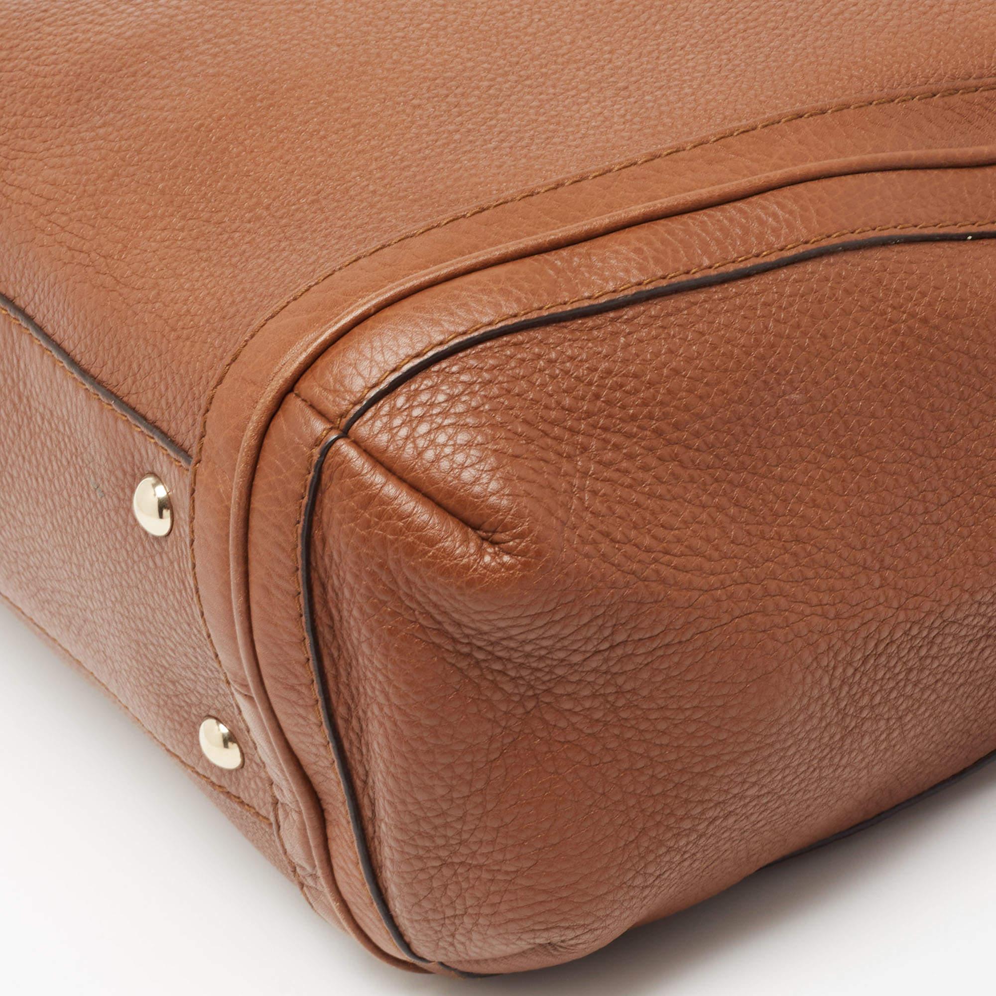 Stilvolle Handtaschen hinterlassen immer einen modischen Eindruck. Kombinieren Sie diese Designer-Hobo mit Ihrer raffinierten Arbeitskleidung sowie mit schicken Freizeitlooks.

Enthält: Die Luxury Closet Verpackung