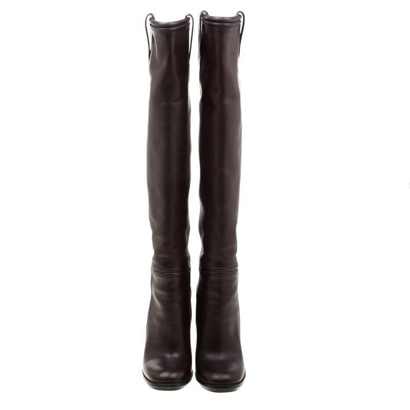 Gucci brings you this fabulous pair of knee high boots that will give you confidence and loads of style. They've been crafted from leather in a classy brown shade and styled with platforms and the 12 cm block heels are bound to lift you with