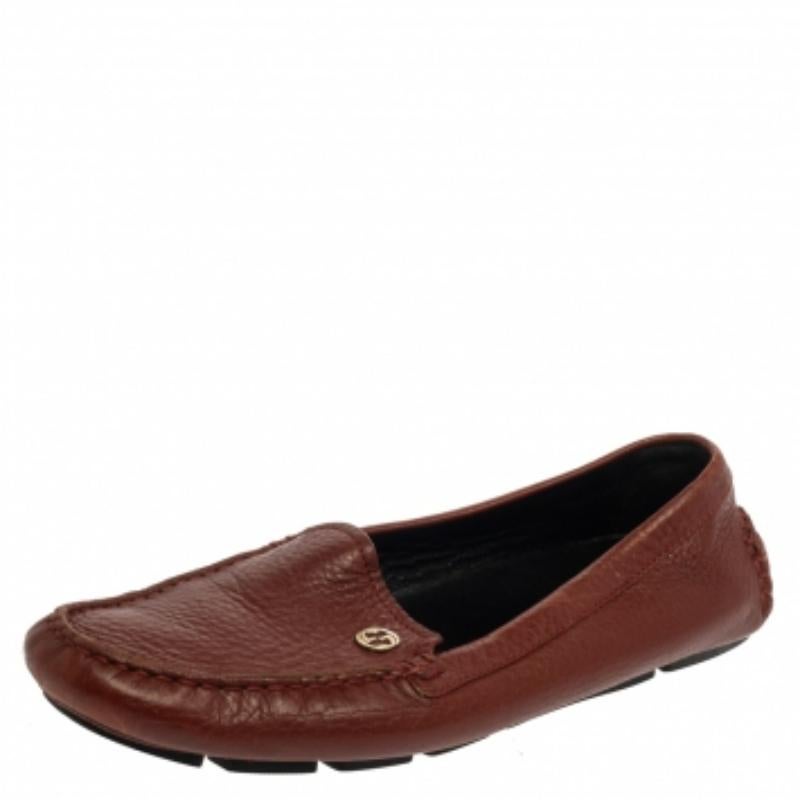Look sharp and neat with this pair of loafers from Gucci. They have been crafted from brown leather and designed with the art of fine stitching and the iconic GG logo on the vamps. The pair is complete with comfortable leather insoles and rubber