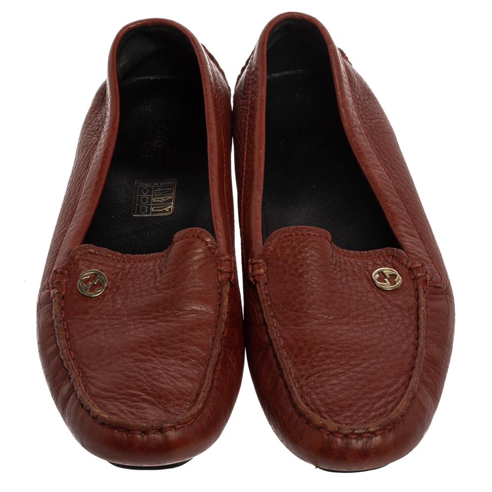 Look sharp and neat with this pair of loafers from Gucci. They have been crafted from brown leather and designed with the art of fine stitching and the iconic GG logo on the vamps. The pair is complete with comfortable leather insoles and rubber