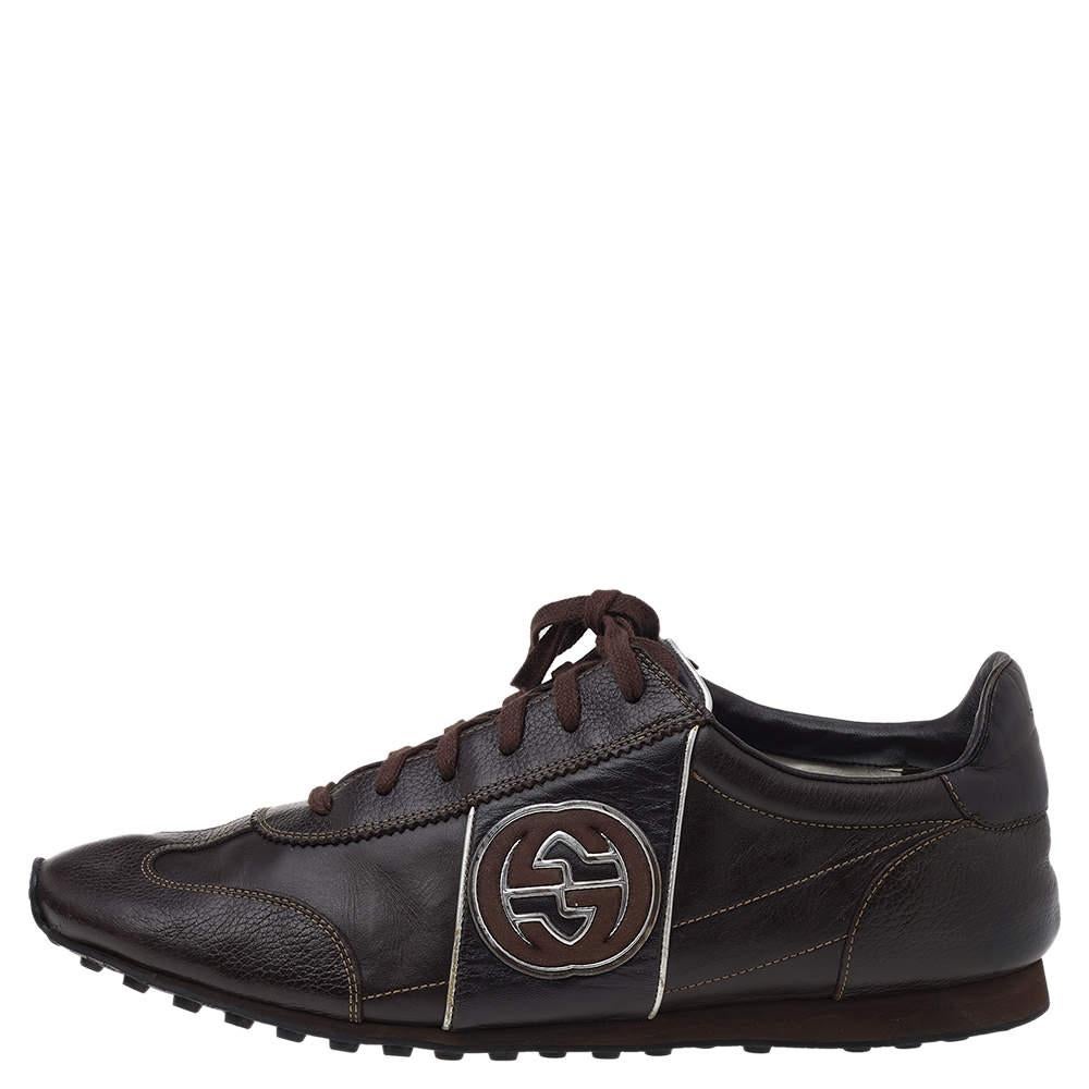 Essayez votre style élevé avec ces baskets super-stylées de la maison Gucci ! Elles sont finement confectionnées dans le cuir emblématique et présentent des bouts ronds, des lacets sur l'empeigne et des détails du logo GG sur les côtés et les