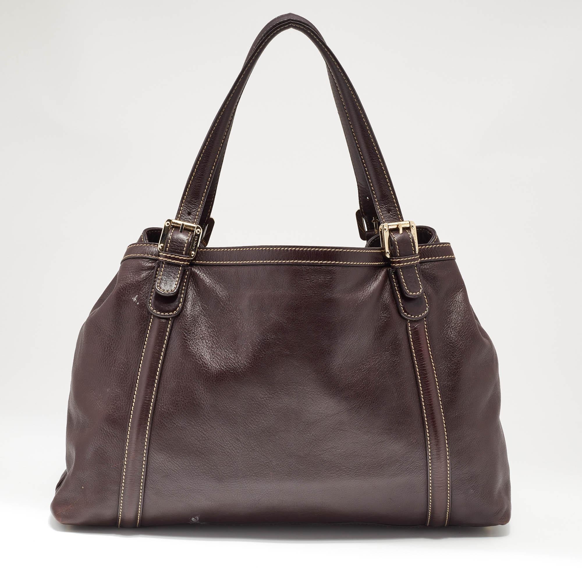 For a look that is complete with style, taste, and a touch of luxe, this designer bag is the perfect addition. Flaunt this beauty on your shoulder and revel in the taste of luxury it leaves you with.

