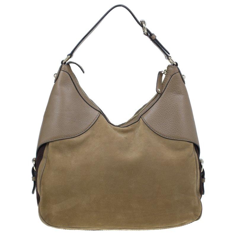 On the hunt for a gorgeous new carryall? This brown leather Gucci hobo is your answer. Crafted in suede, it features leather details and a gold-tone horsebit accent at front. The top leather handle is adjustable and the bag comes surrounded with