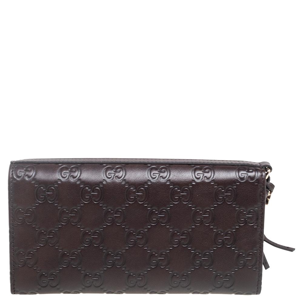 Gucci makes sure you stay at the top of your accessory game with this wallet. A subtle yet attractive brown shade characterizes this fine wallet. The sturdy Guccissima leather exterior of this wallet is sure to impart a sophisticated charm to your