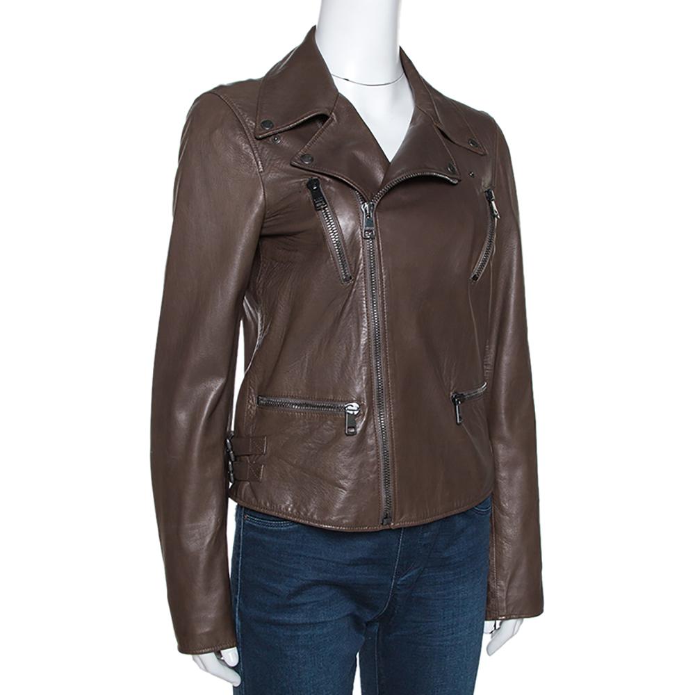 Steal the limelight everywhere you go by adorning this trendy jacket from Gucci. Crafted meticulously from quality leather it comes in a lovely shade of brown. It is designed to deliver a chic look. It is styled with a collar, long sleeves with