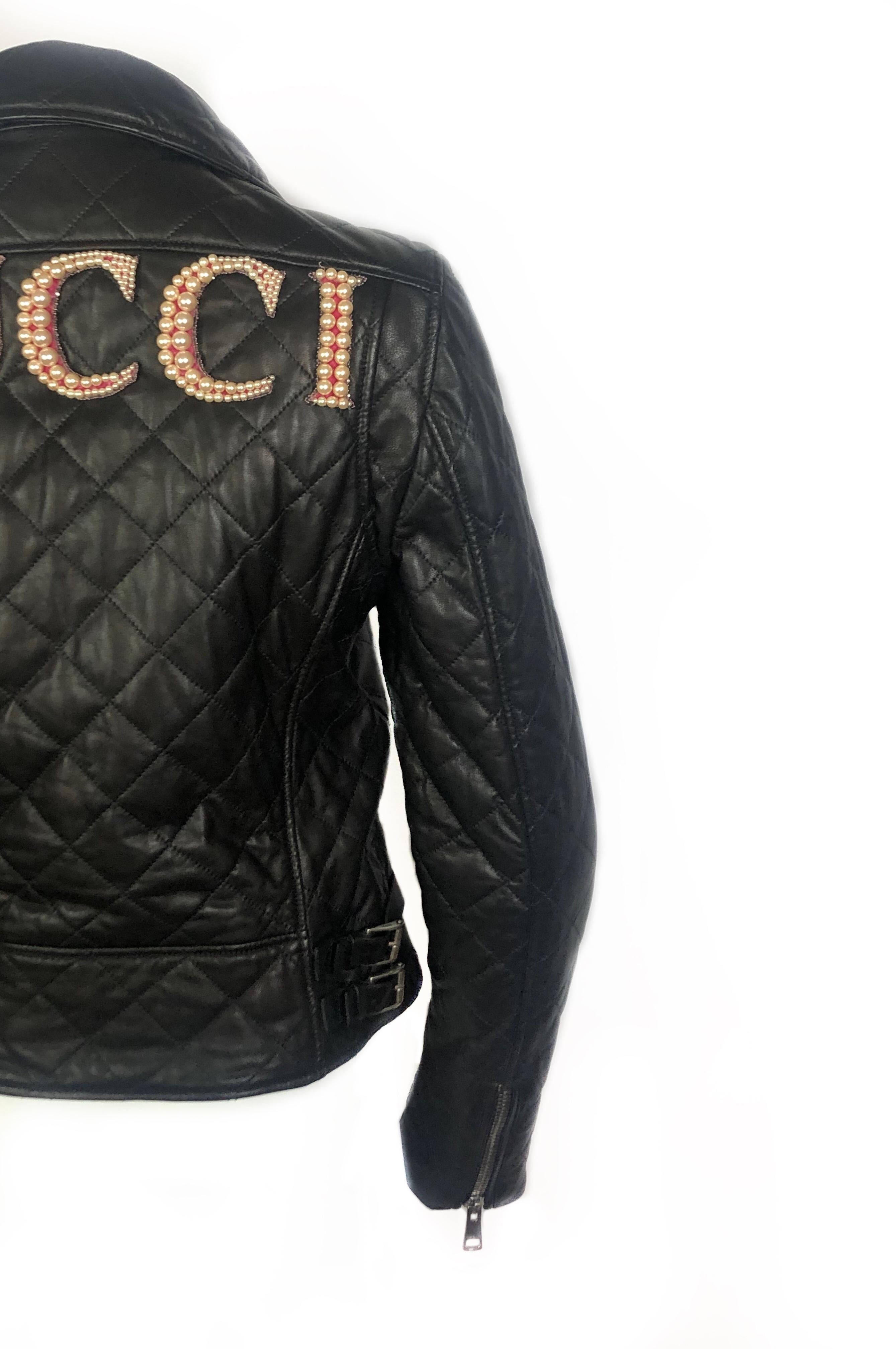 GUCCI Veste Moto en cuir marron avec perles Taille 44 Excellent état - En vente à Beverly Hills, CA