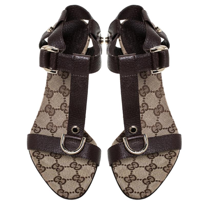 These leather sandals by Gucci will make you look confident and stylish. The trendy pair features an open toe silhouette with a t-strap style embellished with gold-tone hardware. They are lined with the brand's signature GG canvas and have 10.5 cm