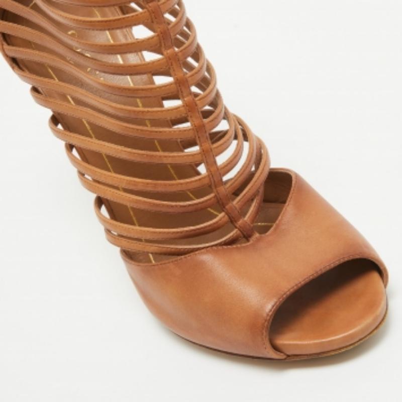 Gucci Sandales à cage en cuir marron Taille 38.5 Bon état à Dubai, Al Qouz 2
