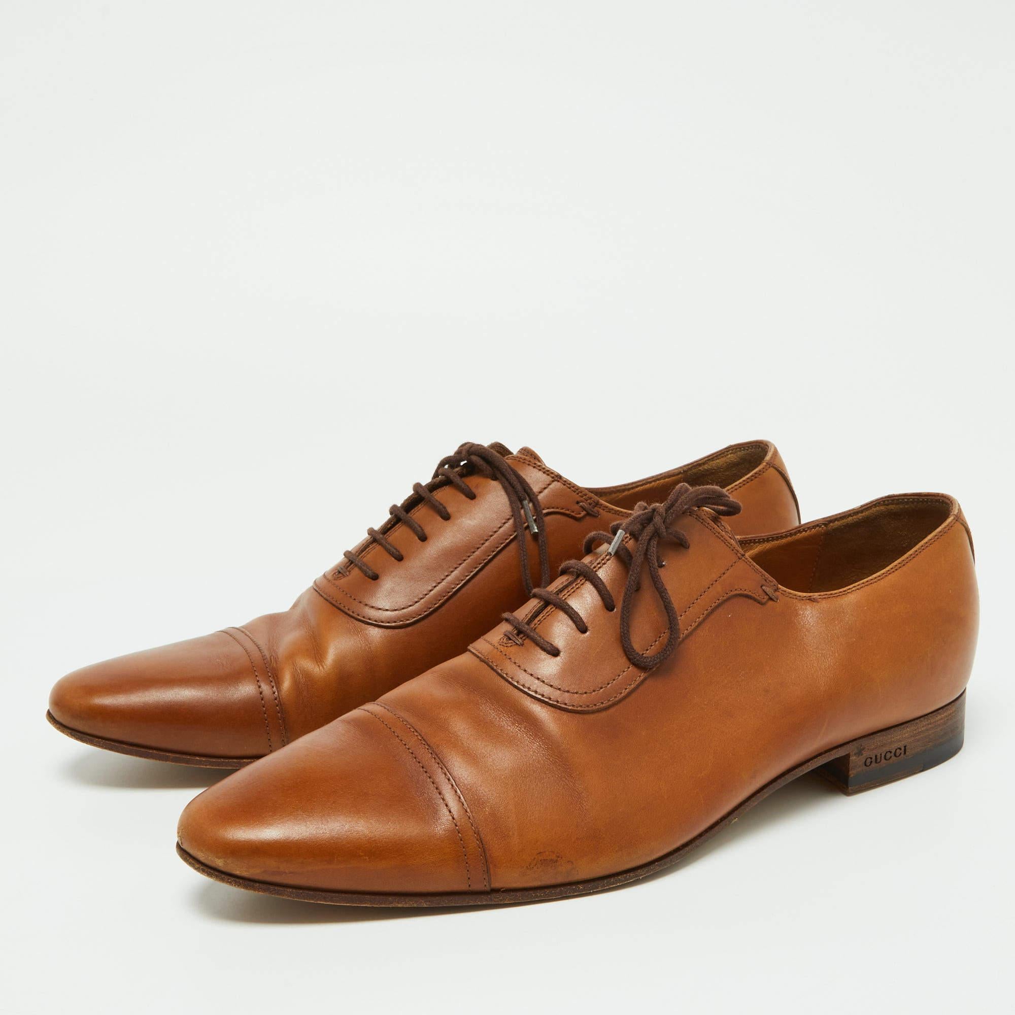 Verleihen Sie Ihrem Outfit ein luxuriöses Update mit diesem Paar Gucci Oxfords. Die Schuhe sind perfekt genäht, so dass Sie in ihnen lange Zeit eine gute Figur machen.

