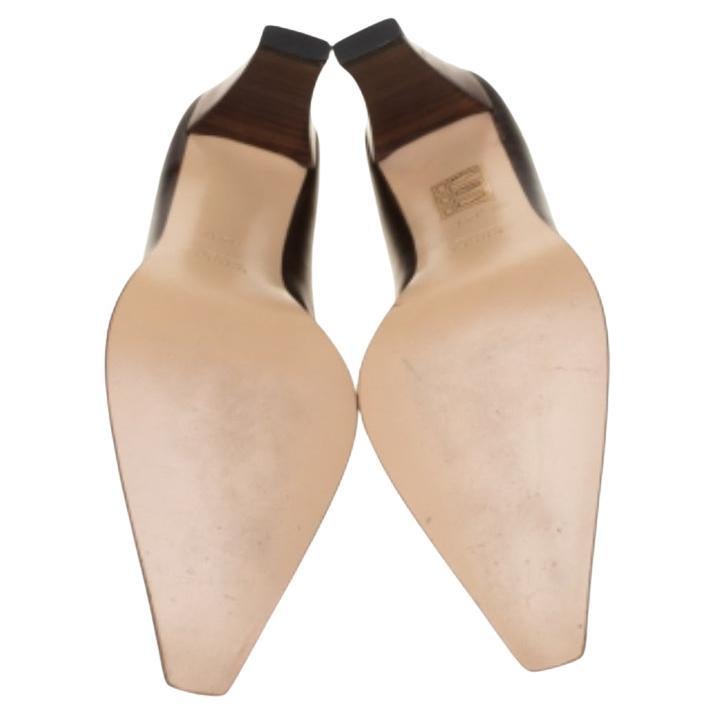 Faites preuve de discrétion avec cette magnifique paire d'escarpins Gucci. Seule cette paire de chaussures en cuir confortable permet d'obtenir un look élégant et soigné. Ajoutez une touche de subtilité à votre look en enfilant cette paire de