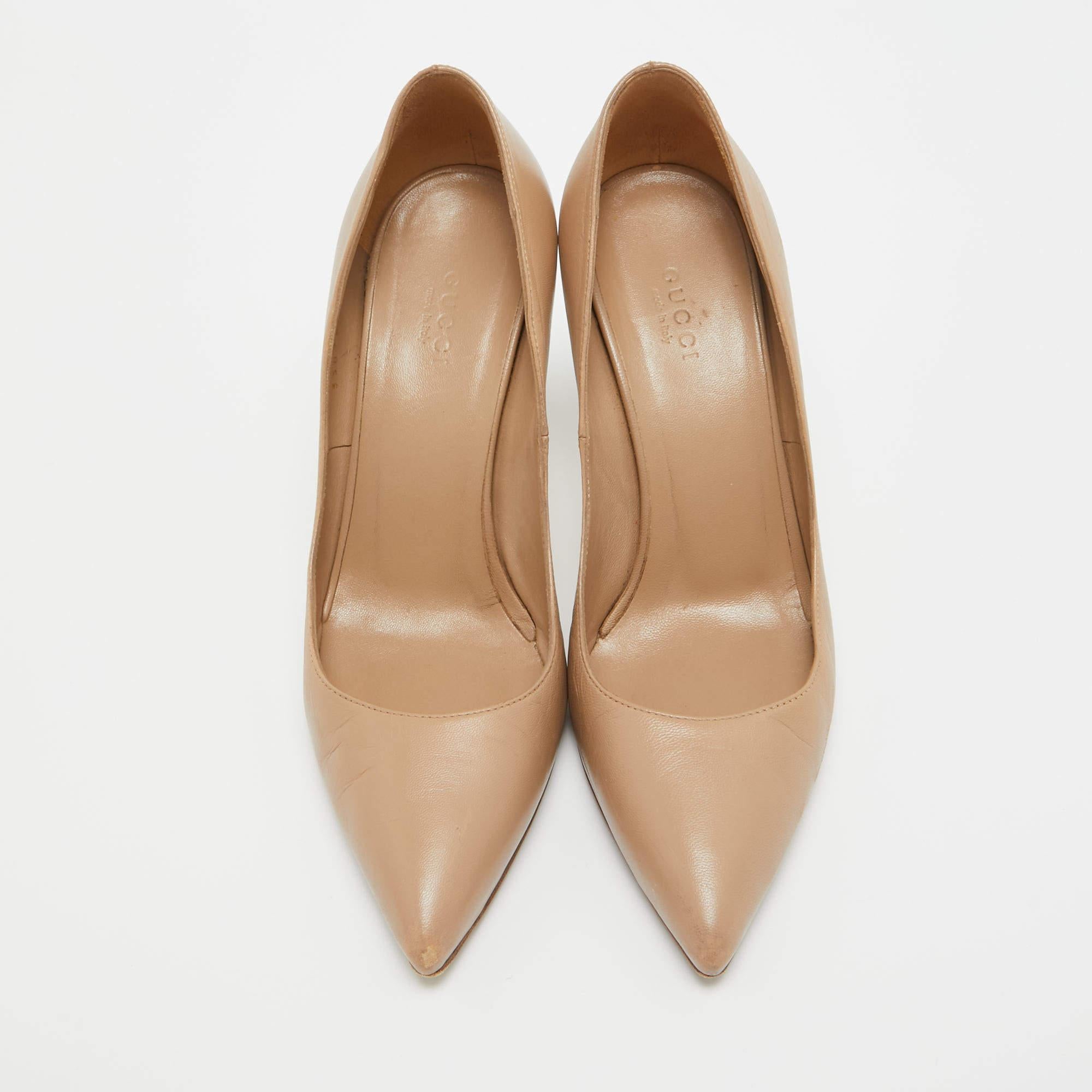 Haz una declaración de estilo chic con estos zapatos de salón de diseño. Presentan tacones robustos y suelas duraderas, ¡perfectos para tus salidas a la moda!

