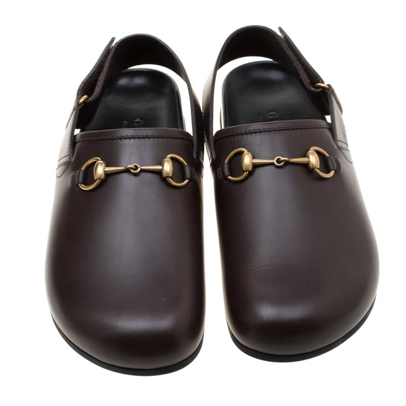 To perfectly complement your casual attires, Gucci brings you this pair of River slippers that speak nothing but high style. They've been crafted from leather and designed with round toes and the Horsebit detail in gold-tone on the uppers. The
