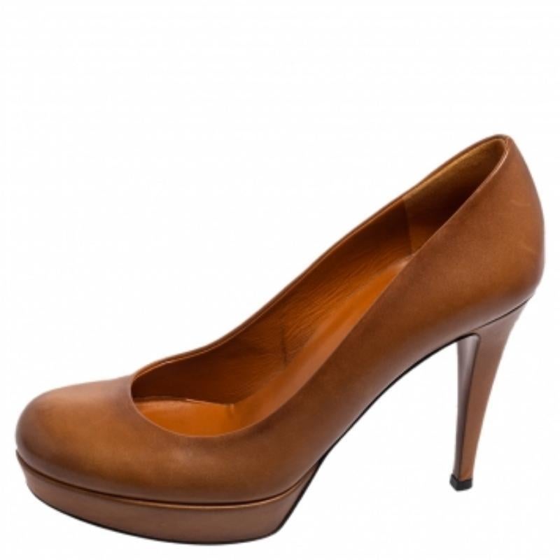 Gucci Pumps in pelle marrone con punta tonda misura 36.5 in vendita 1